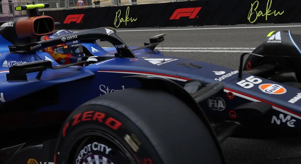 El piloto de Williams Carlos Sainz Jr durante la tercera sesión para el Gran Premio de Fórmula 1 de Azerbaiyán en Bakú, Azerbaiyán.