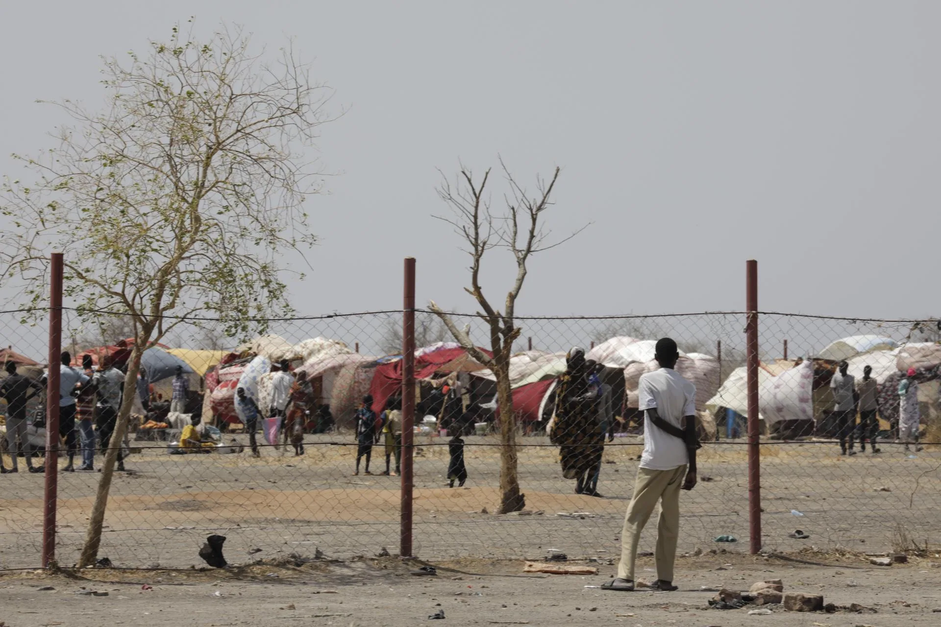 Un hombre en un campamento de refugiados de Sudán, en una imagen de archivo. EFE/AMEL PAI