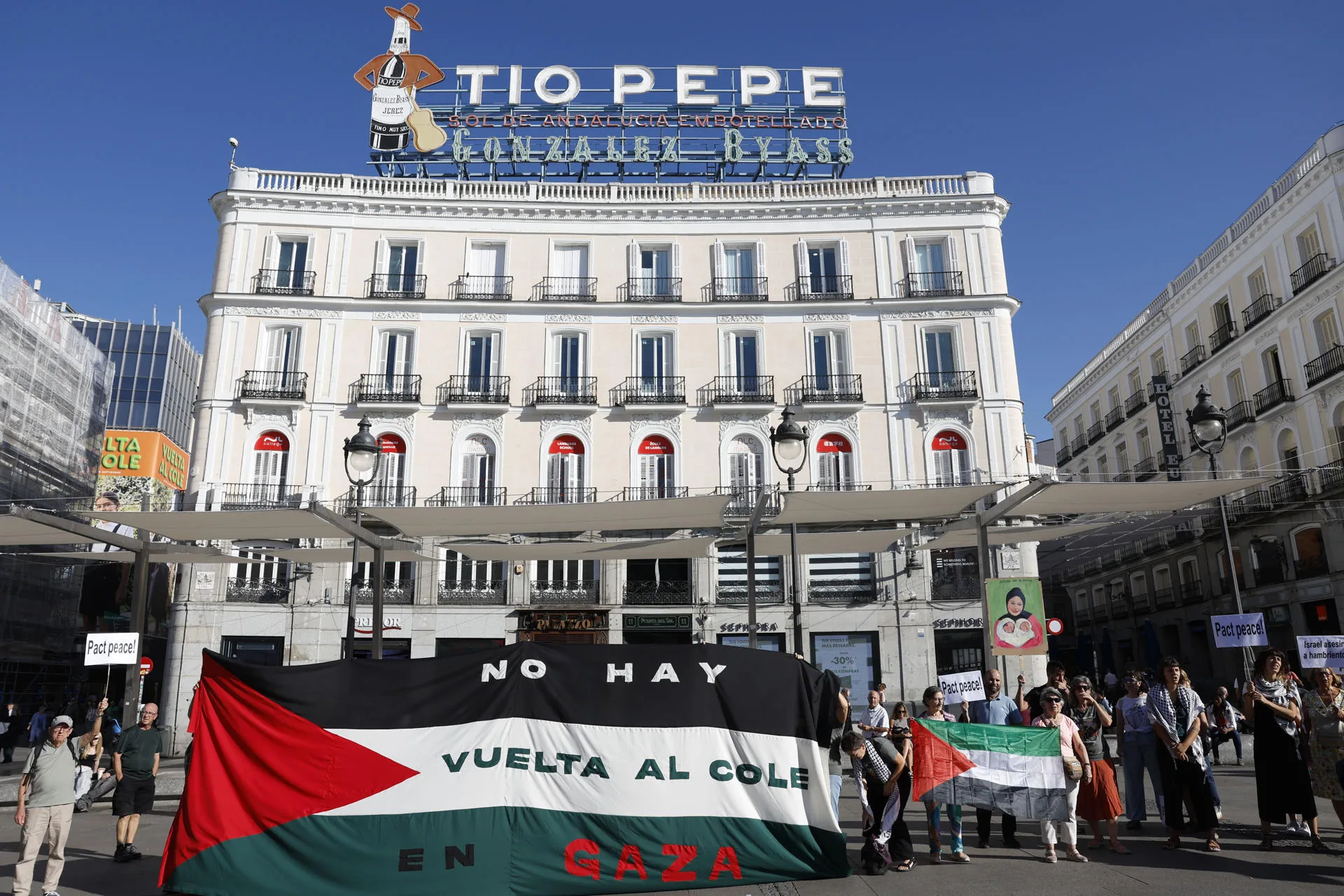 Manifestación en Madrid convocada por la Red Solidaria Contra la Ocupación de Palestina (RESCOP) en la Puerta del Sol en Madrid, este martes, para pedir el embargo de armas a Israel con la Campaña Fin al Comercio de Armas con Israel. EFE/ J.J. Guillén
