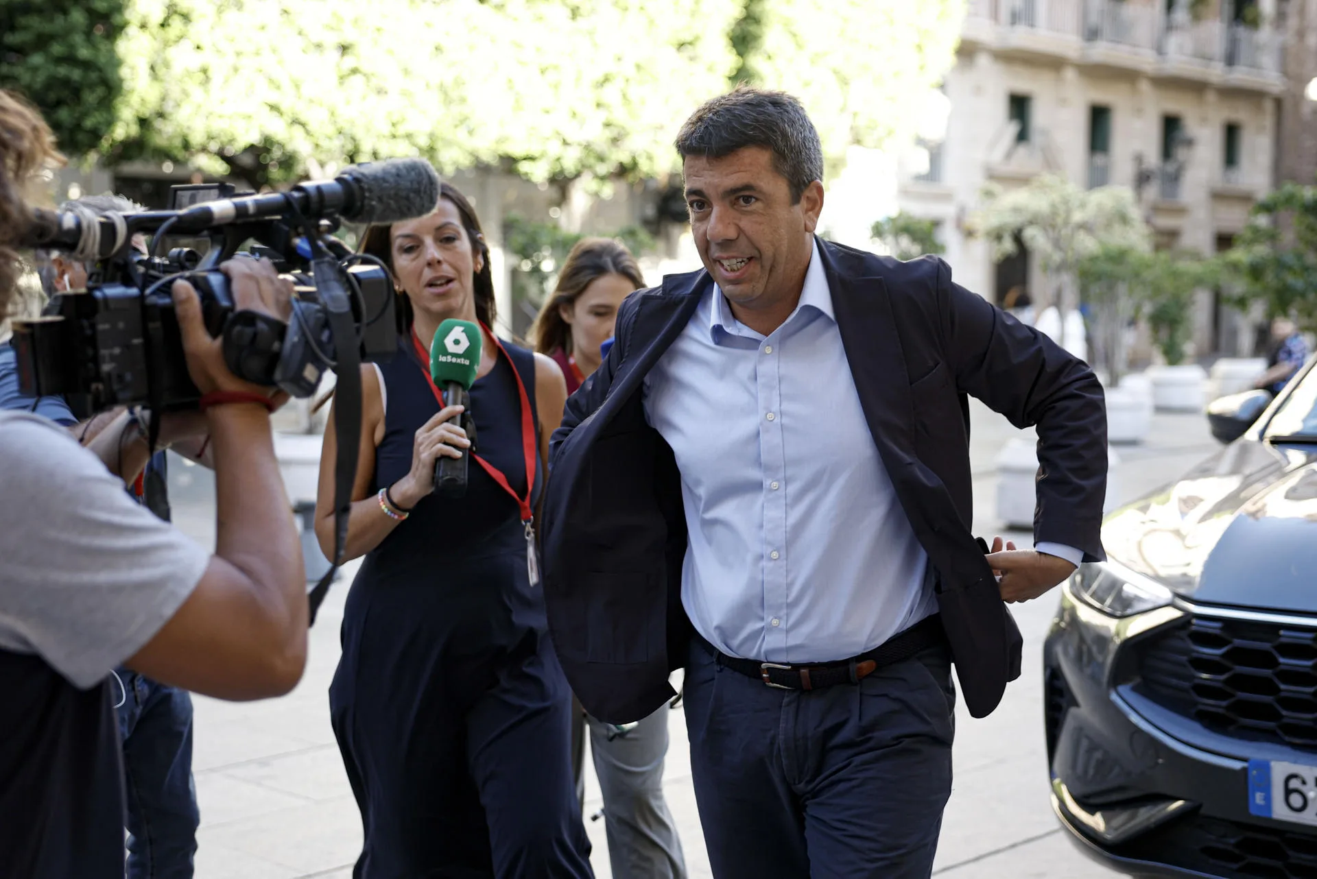 El presidente de la Generalitat, Carlos Mazón, a su llegada este jueves al Palau de la Generalitat. EFE/Biel Aliño