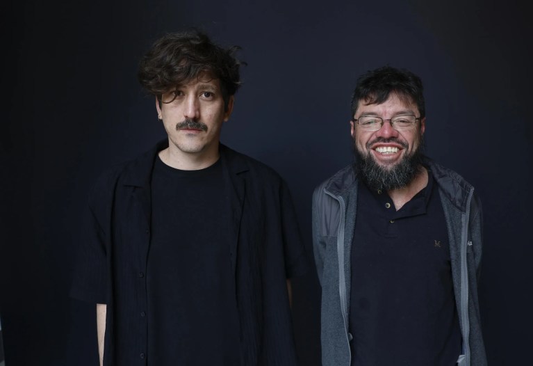 El realizador, Simón Mesa Soto (izda), posa junto al actor Ubeimar Ríos