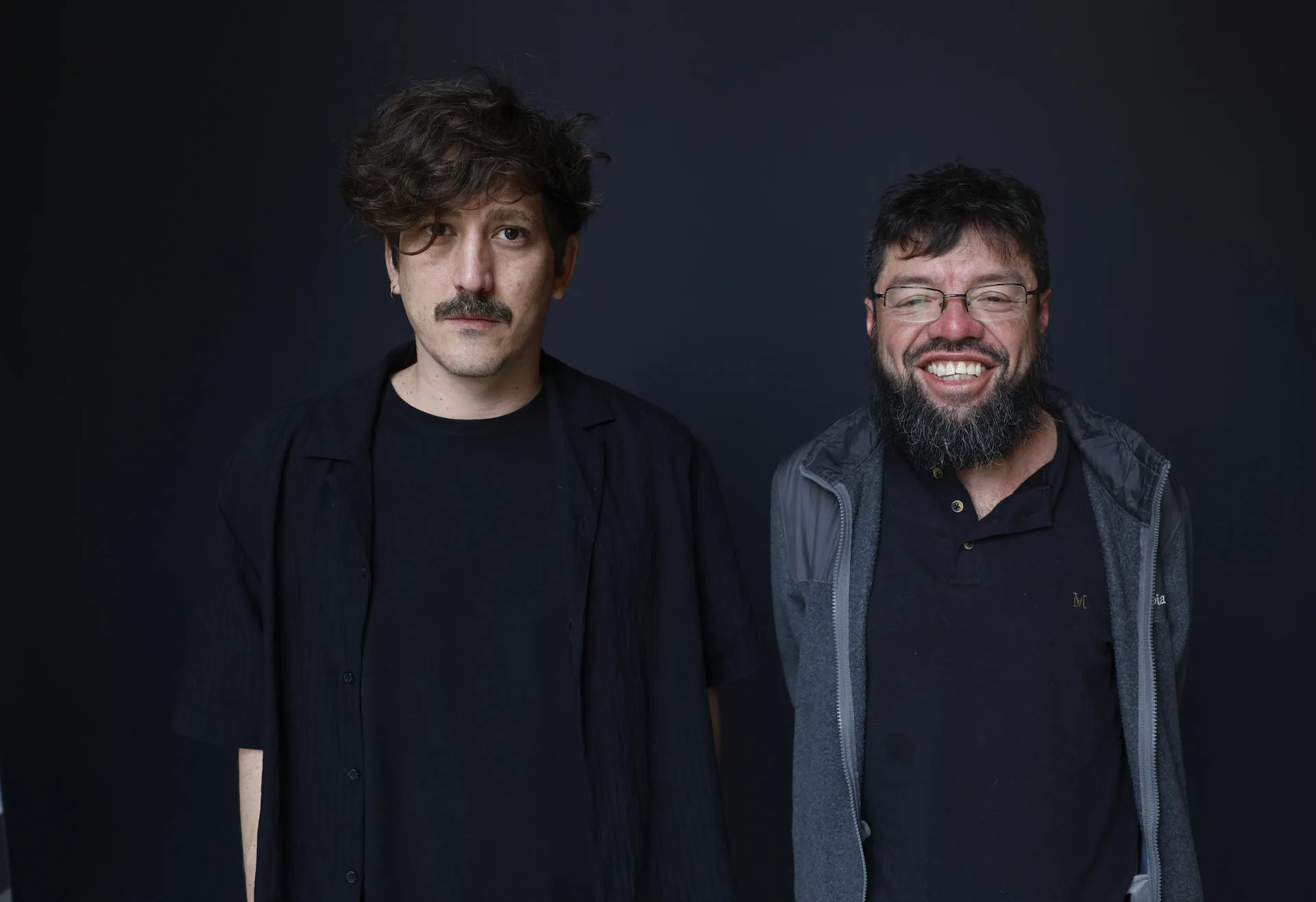 El realizador, Simón Mesa Soto (izda), posa junto al actor Ubeimar Ríos