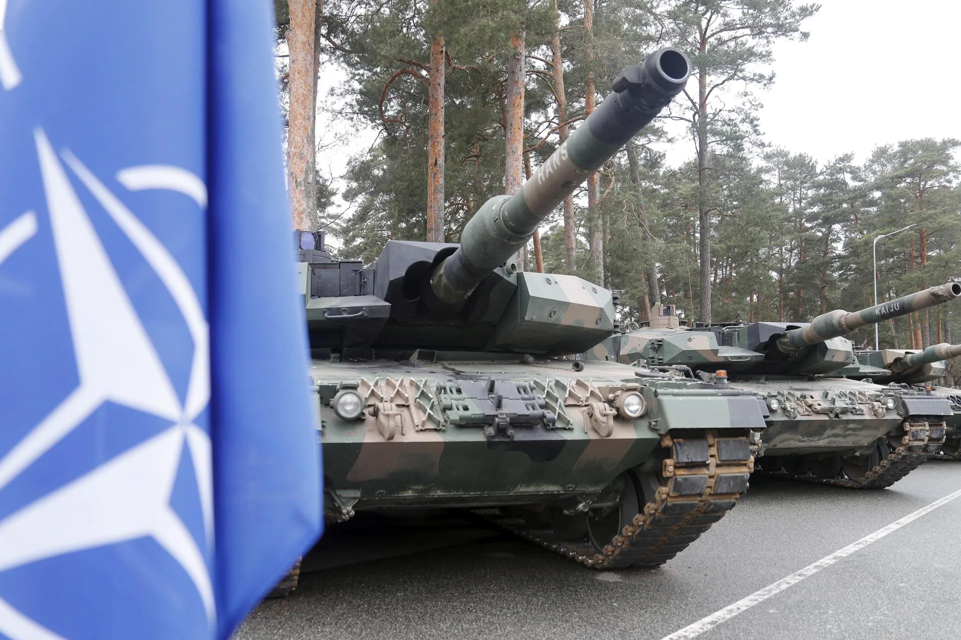 La bandera de la OTAN y tanques del ejército polaco, Leopard 2, en una imagen de archivo. EFE/TOMS KALNINS