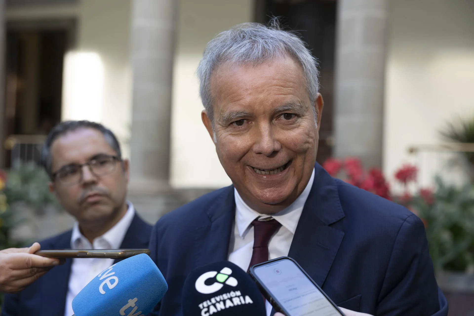 El portavoz del PSOE en el Parlamento de Canarias, Sebastián Franquis, ha reaccionado este martes ante la publicación del borrador del dictamen de la comisión que ha investigado la compra de material sanitario en la pandemia de covid-19 en la pasada legislatura, durante el Gobierno presidido por el socialista Ángel Víctor Torres. EFE/Miguel Barreto