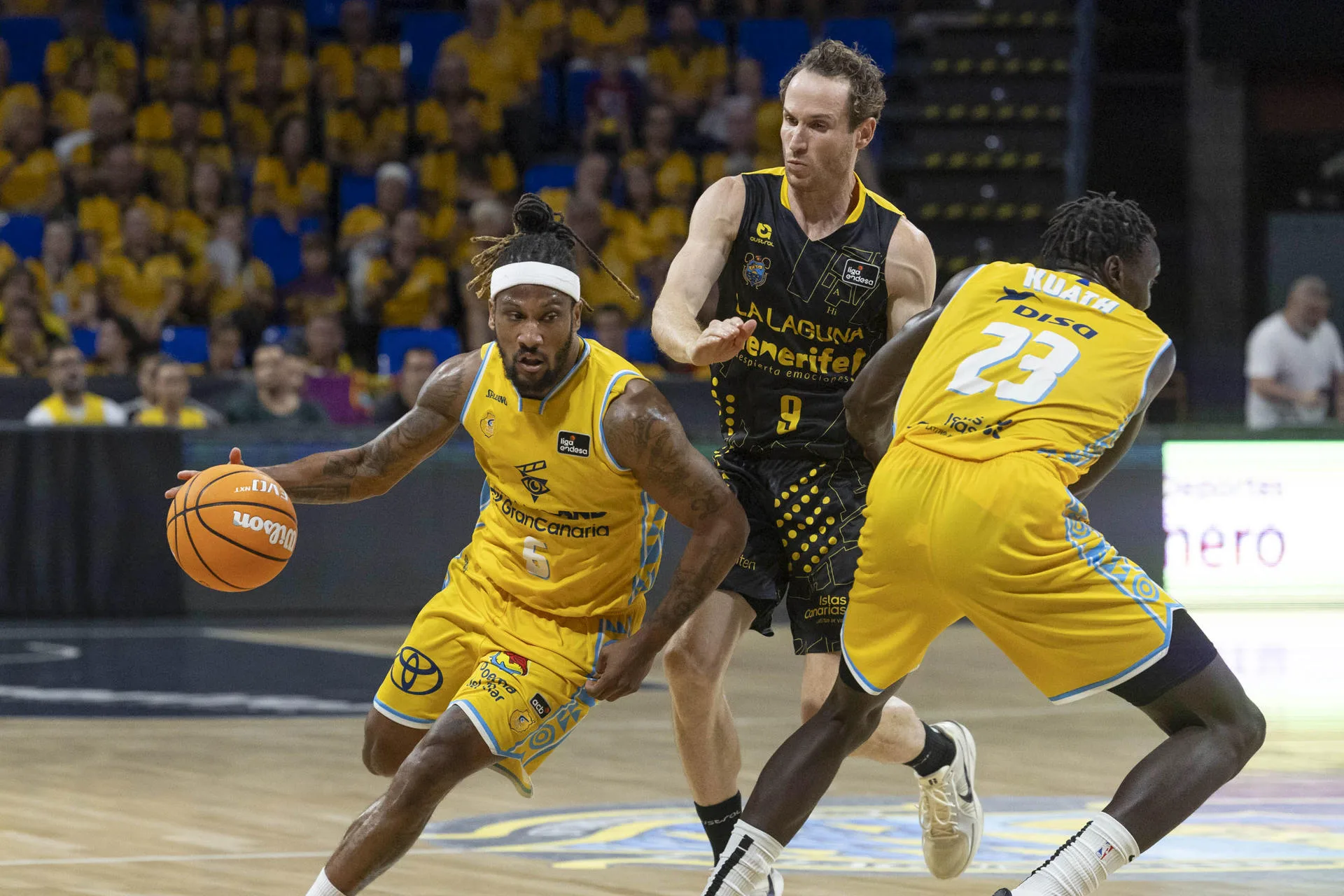 El base del Dreamland Gran Canaria, Andrew Albicy (i), y el base de La Laguna Tenerife, Marcelinho Huertas (d) en acción durante el partido de la Copa Canarias este domingo, en el pabellón Santiago Martín. EFE/Miguel Barreto