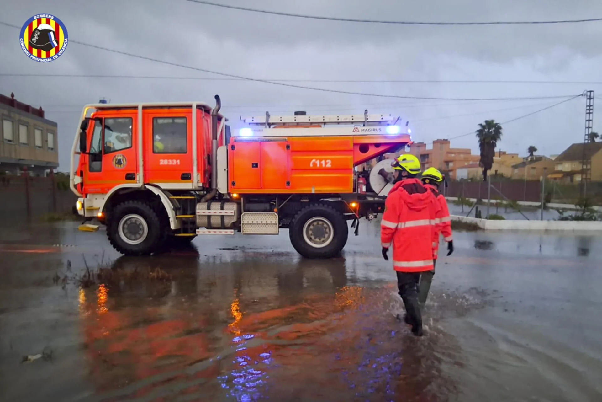 Los bomberos del Consorcio Provincial de Valencia han realizado durante esta tarde una treintena de actuaciones relacionadas con las fuertes precipitaciones registradas en la provincia, principalmente en la zona de Cullera y Sueca, donde se han registrado sendas trombas de agua en las últimas horas. EFE/Bomberos de Valencia SOLO USO EDITORIAL/SOLO DISPONIBLE PARA ILUSTRAR LA NOTICIA QUE ACOMPAÑA (CRÉDITO OBLIGATORIO)