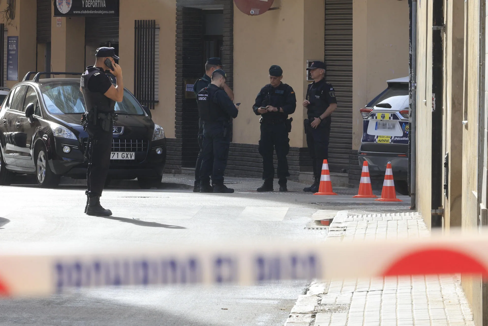 Autoridades policiales interviniendo tras el tiroteo en Alfafar (Valencia).- EFE/Kai Försterling