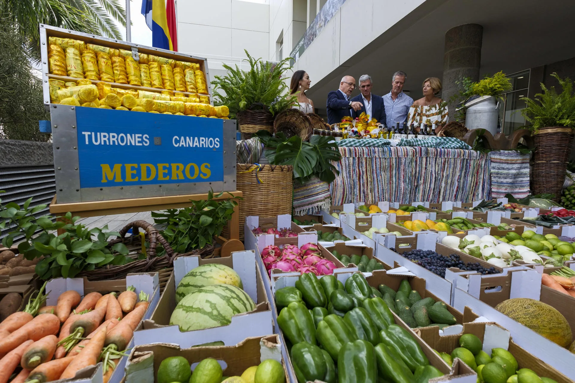 El presidente del Cabildo de Gran Canaria, Antonio Morales (2i), y la consejera de Cultura, Guacimara Medina (i), dieron a conocer los productos que la corporación Insular portará en su carreta tradicional en la 73 edición de la romería ofrenda de la Virgen del Pino en Teror. Conjuntamente han presentado una muestra de vestidos del siglo pasado en la isla de Gran Canaria. EFE/Ángel Medina G.
