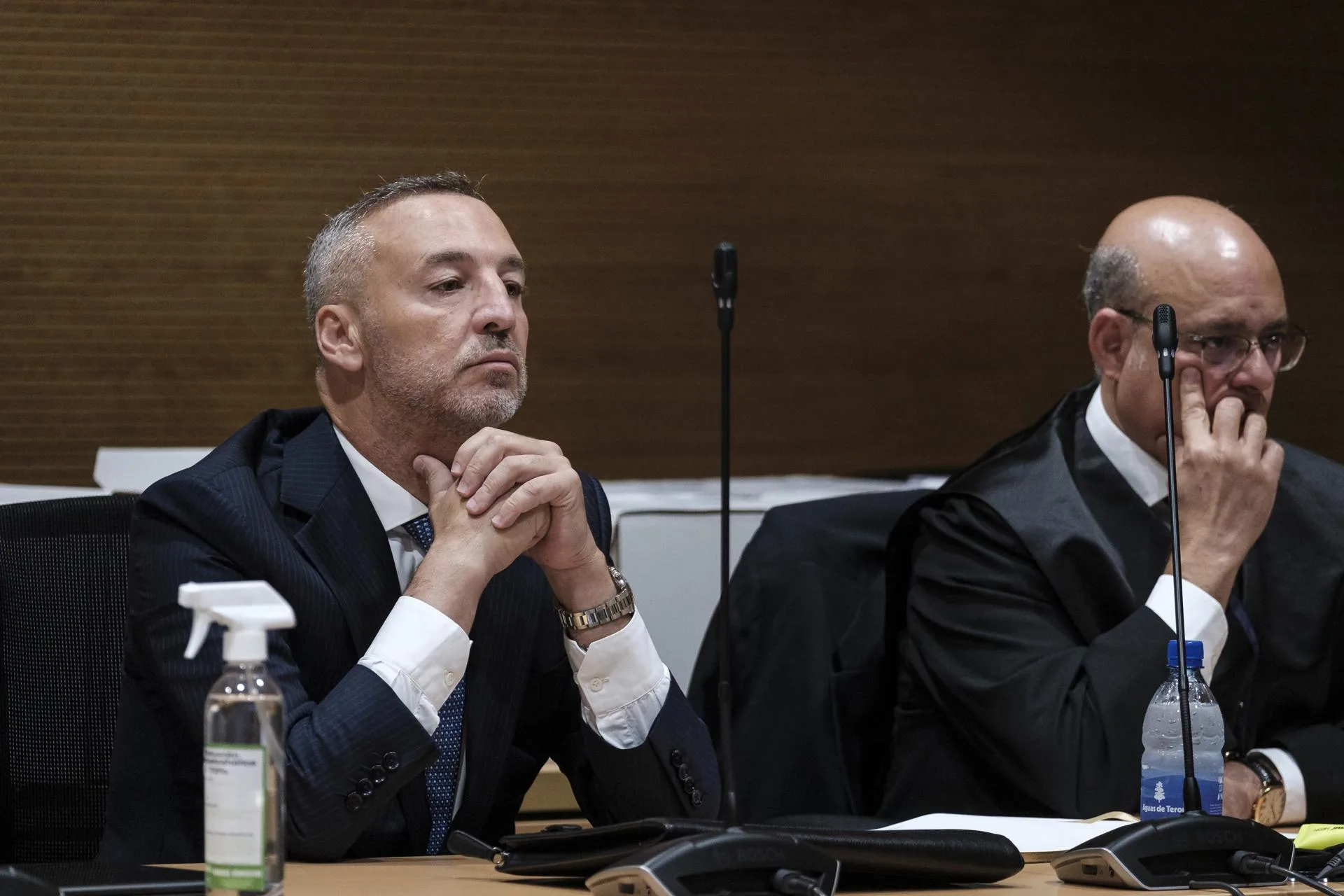 Foto tomada el 20 de julio de 2023: el empresario Miguel Ángel Ramírez (i) y su abogado, durante el juicio celebrado en la Audiencia de Las Palmas. EFE/Ángel Medina G.