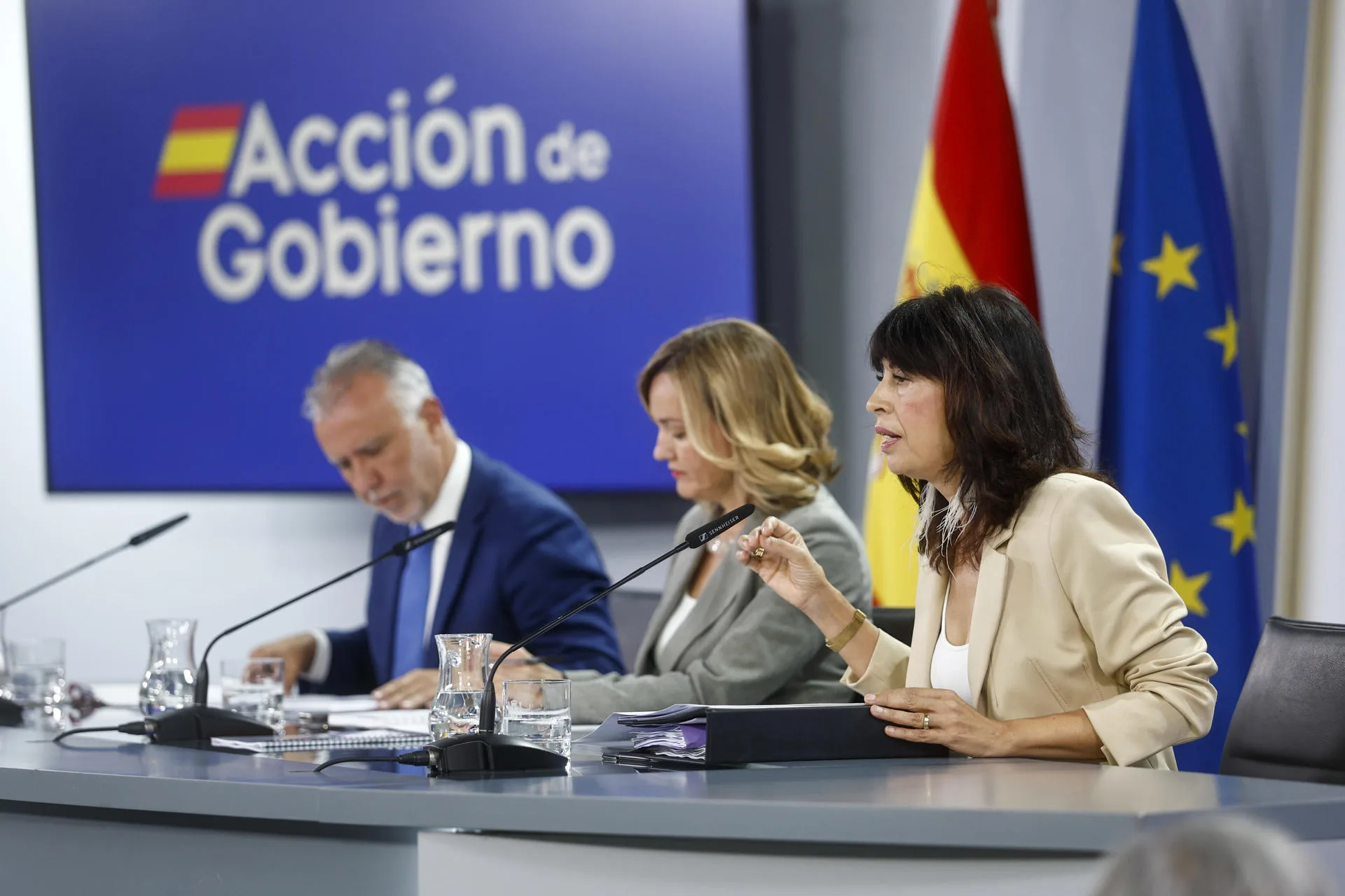 La ministra de Igualdad, Ana Redondo, junto a la portavoz y ministra de Educación, Formación Profesional y Deportes, Pilar Alegría (c), y el ministro de Política Territorial y Memoria Democrática, Ángel Víctor Torres, durante la rueda de prensa posterior a la reunión del Consejo de Ministros, este martes en Moncloa. EFE/Rodrigo Jiménez