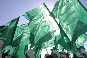 Niñas palestinas de Hamas sostienen banderas de Hamas durante una concentración, en una imagen de archivo