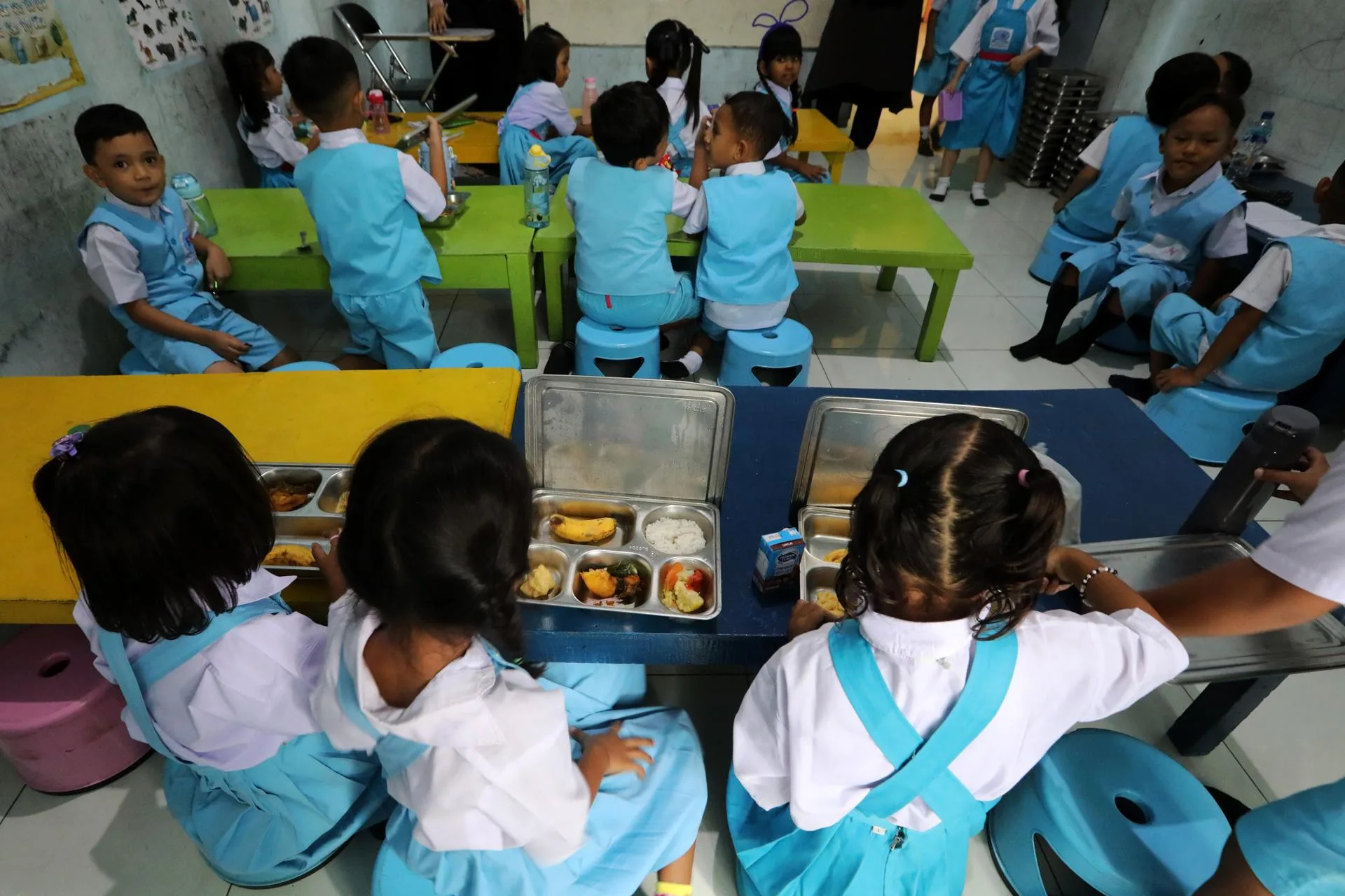 Indonesian students eat a free meal at a school in Keutapang, Aceh Besar, Indonesia, Sep. 29, 2025. EFE/EPA/HOTLI SIMANJUNTAK