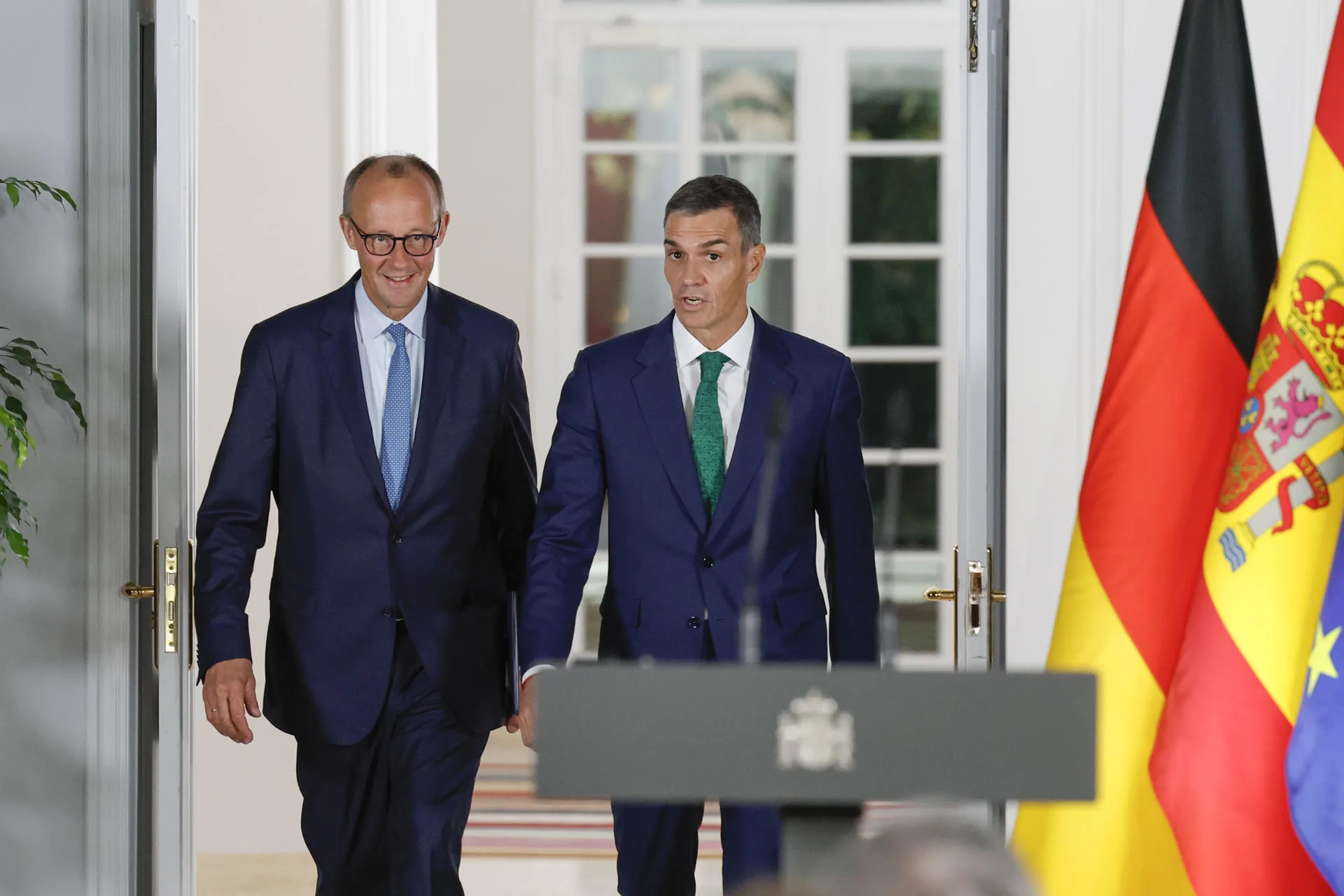 Spanish Prime Minister Pedro Sánchez (r), gives a press conference with the Chancellor of Germany, Friedrich Merz, after their meeting this Thursday at the Moncloa Palace. EFE/ Zipi