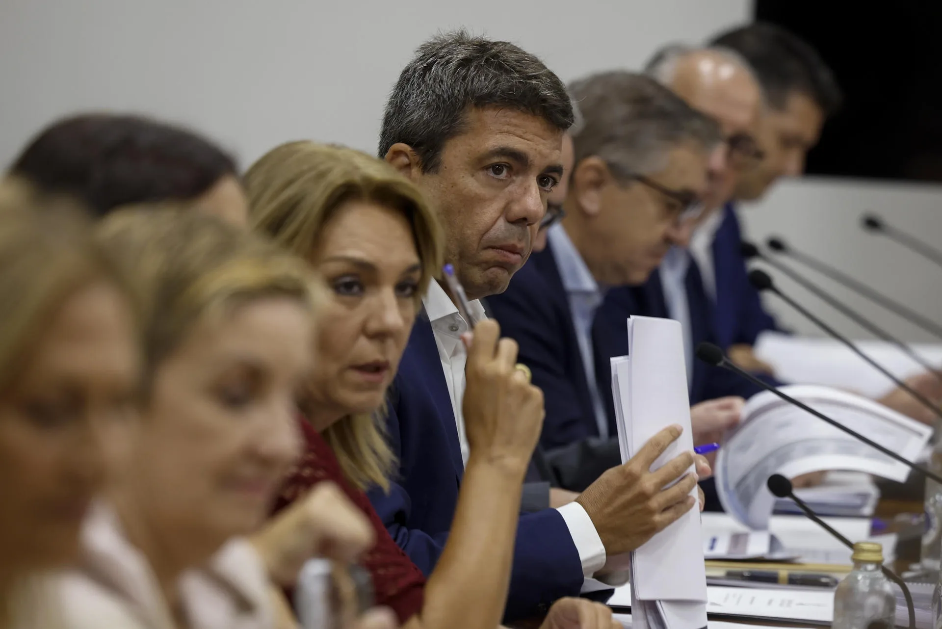 VALENCIA, 19/09/2025.- El president de la Generalitat Valenciana, Carlos Mazón, preside la Mesa de Diálogo Social con la patronal CEV y los sindicatos CCOO PV y UGT PV, la primera tras el parón estival y después de que en la última celebrada, el pasado 26 de junio, se exigiera al Ministerio de Hacienda la aprobación inmediata del FLA extraordinario para poder resolver el pago a proveedores. EFE/Biel Aliño