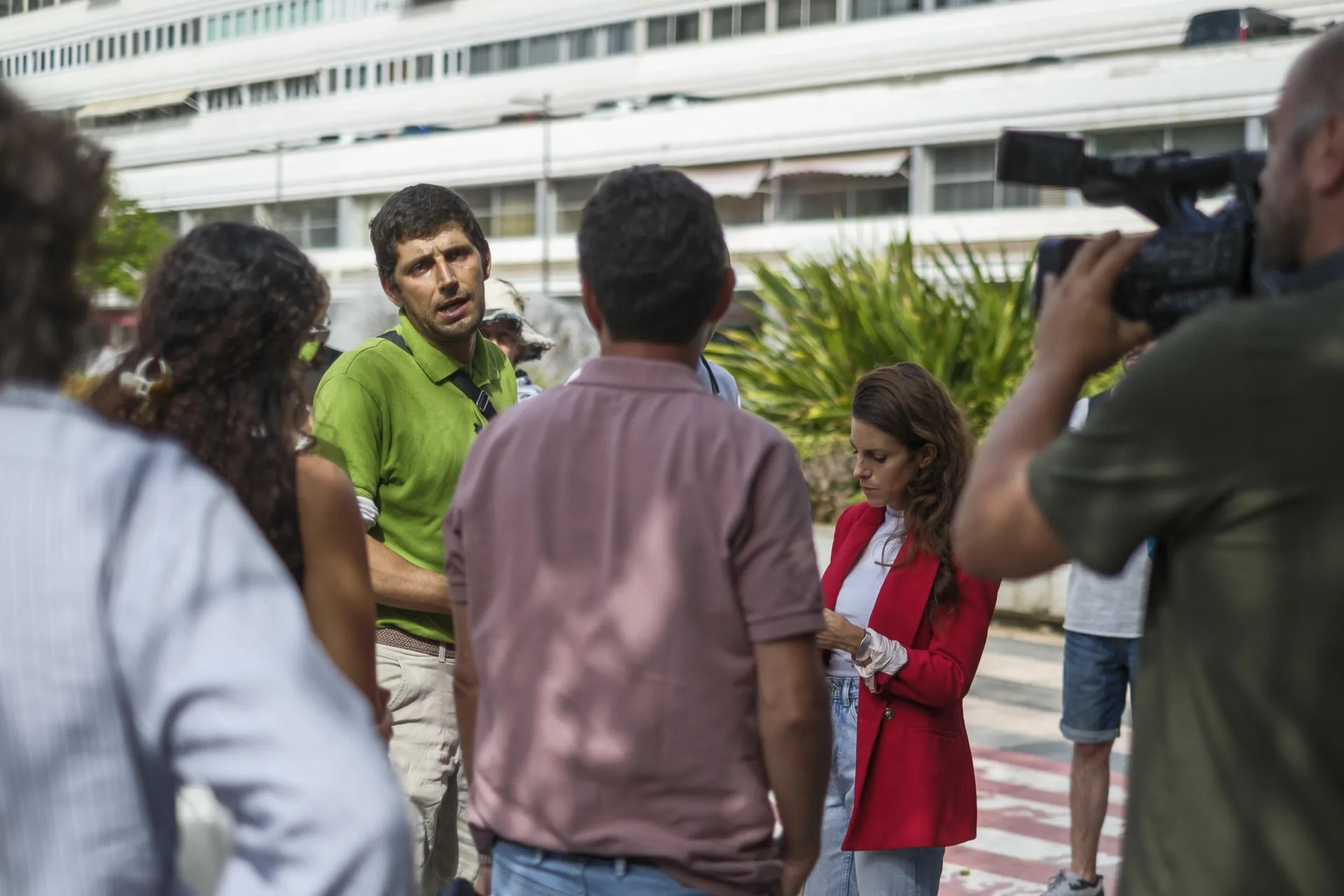 El afectado, Moisés Macías, explica su caso a los periodistas a la entrada de la sede del Gobierno de Canarias. EFE/Ángel Medina G.