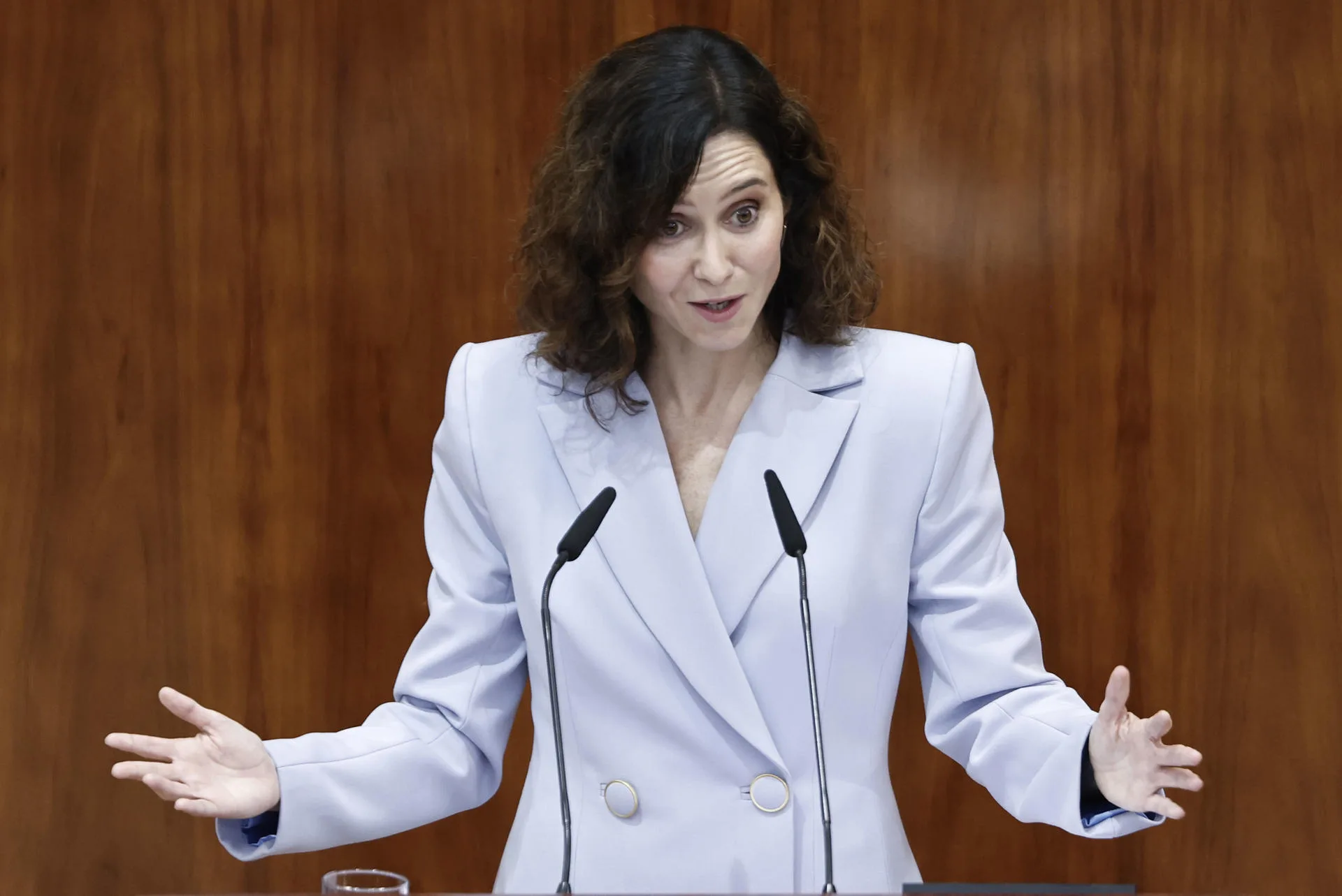 La presidenta de la Comunidad de Madrid, Isabel Díaz Ayuso, interviene en el pleno de la Asamblea de Madrid que acoge la primera sesión del Debate del Estado de la Región, este jueves. EFE/ Sergio Perez