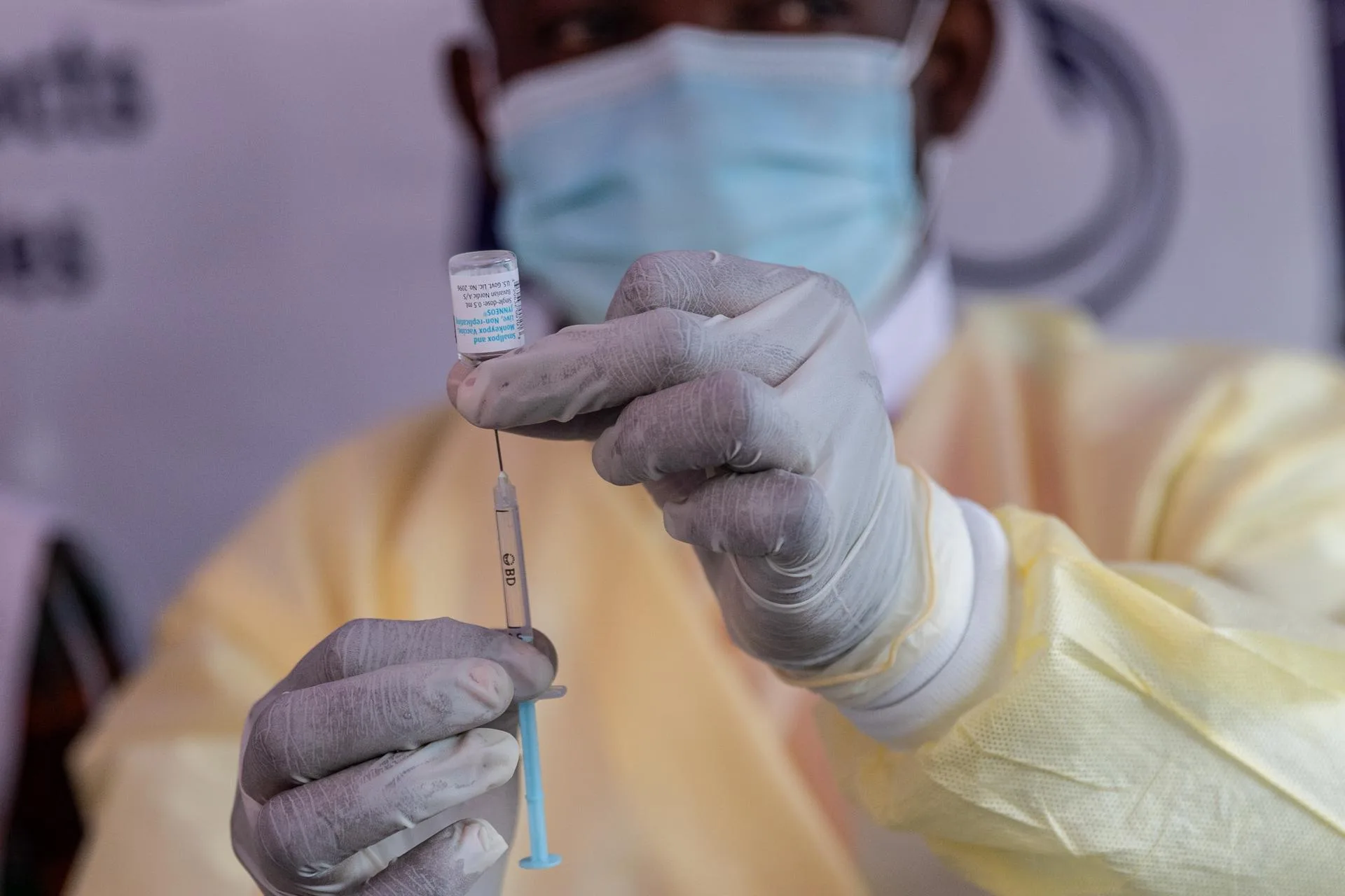 Un miembro del personal médico muestra un frasco que contiene una vacuna contra la viruela y el mpox, en una imagen de archivo. EFE/MOISE KASEREKA