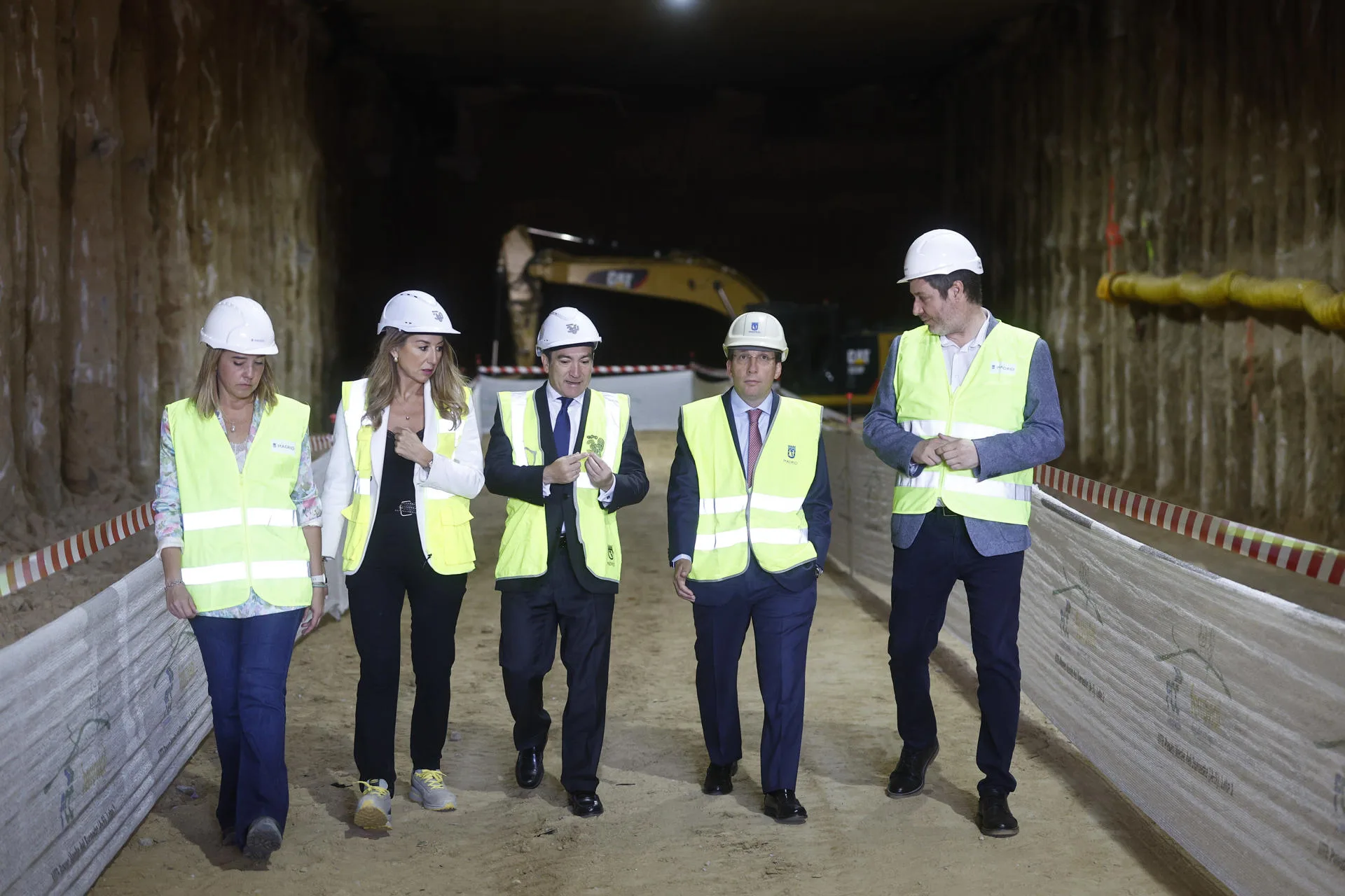 El alcalde de Madrid, José Luis Martínez-Almeida (2d), visita la zona de obras para ejecutar el Paseo Verde del Suroeste y recorre el túnel que se ha comenzado a excavar en el tramo sur (en sentido entrada a Madrid) para soterrar la A-5, este lunes-. EFE/ Rodrigo Jimenez