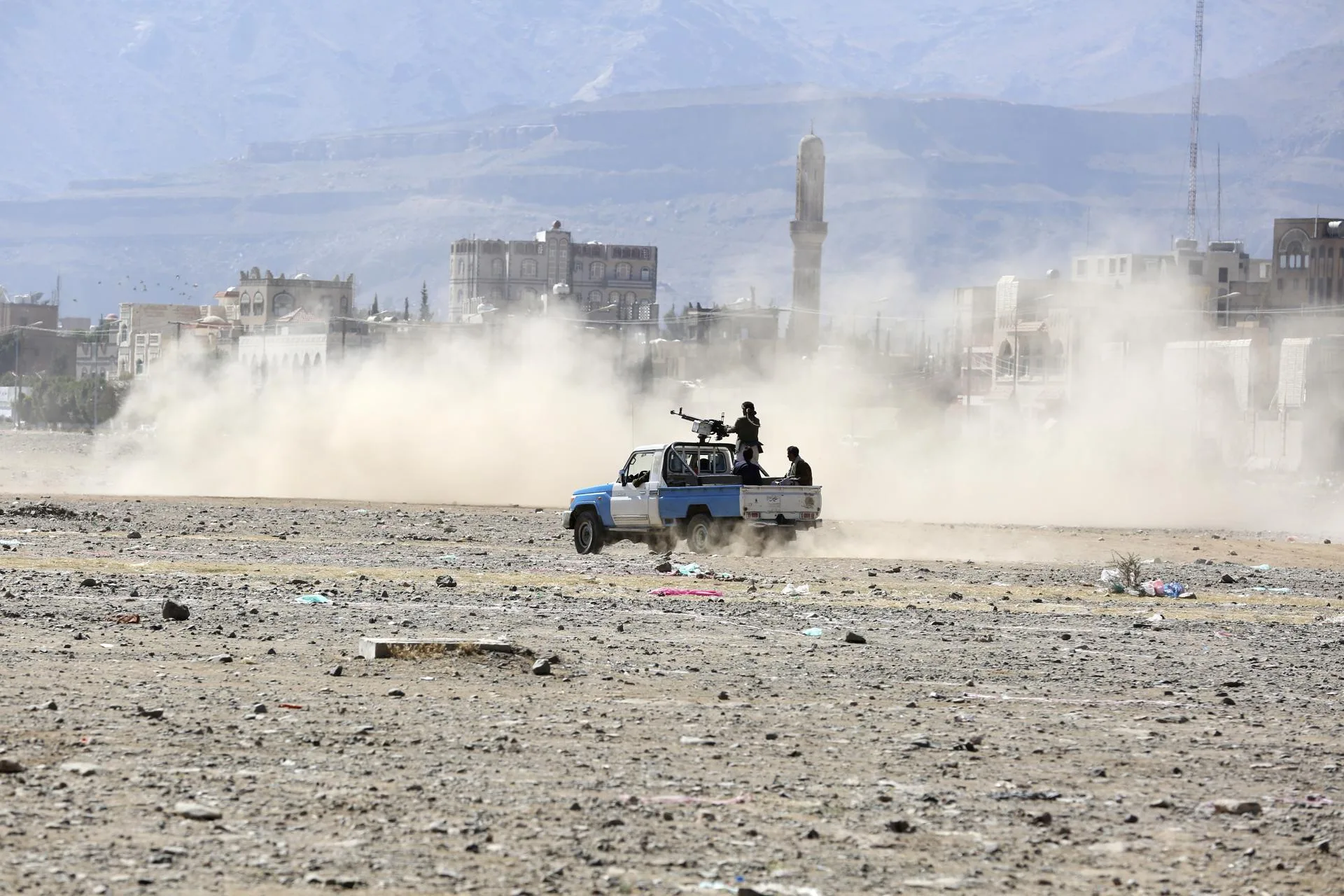 Miembros de la milicia Houthi patrullan, en una imagen de archivo. EFE/YAHYA ARHAB