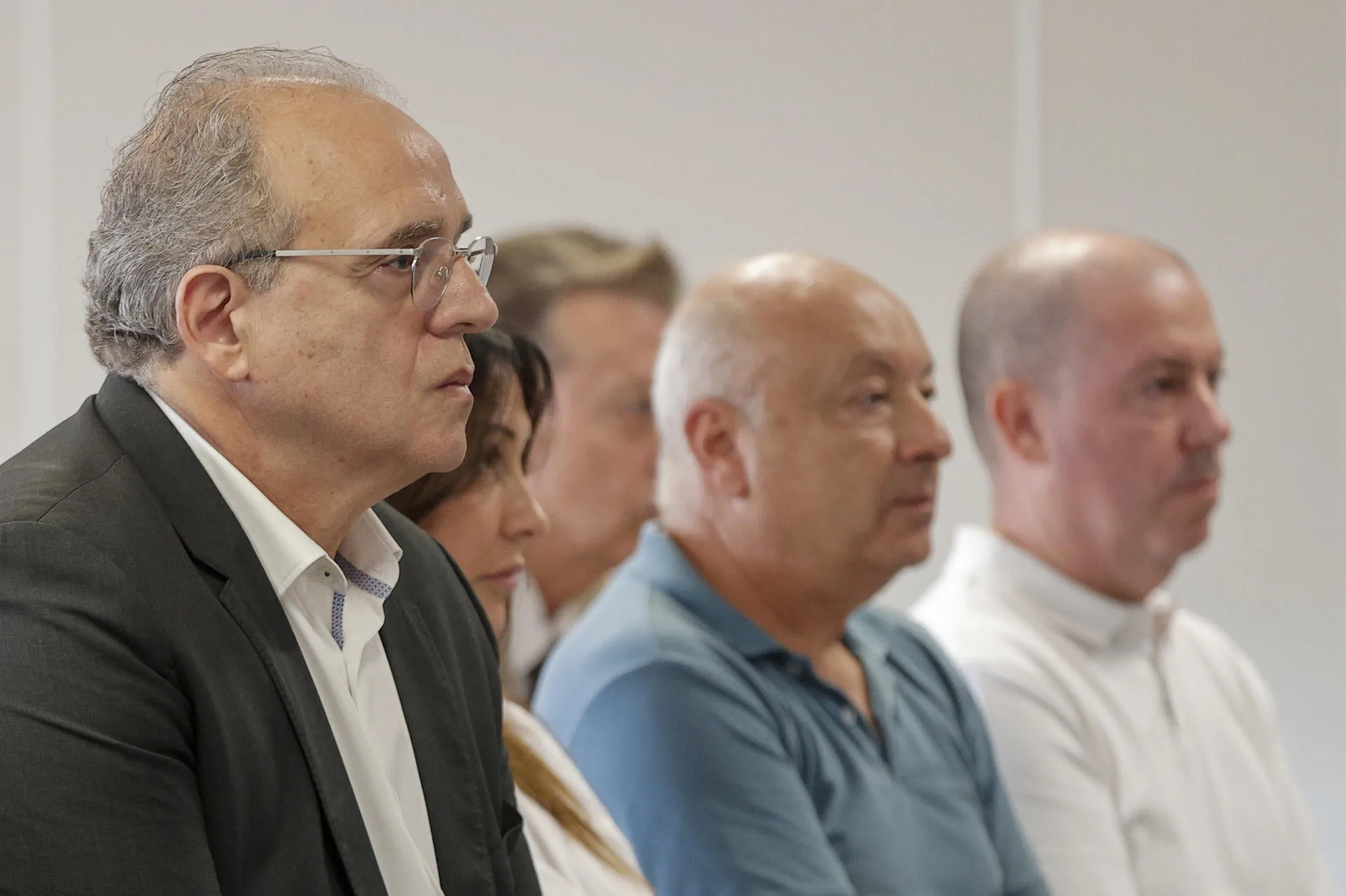 El sobrino del exconseller Rafael Blasco y exdirector del Hospital General de València, Sergio Blasco (i), durante el juicio que arranca este martes en el que se enfrenta a una petición de condena por parte de Anticorrupción de 20 años de prisión y una multa de 14 millones de euros por malversación, fraude, prevaricación, cohecho y tráfico de influencias en adjudicaciones de contratos públicos en el sector sanitario supuestamente a cambio de comisiones millonarias que habrían permitido a él y a varios de sus familiares disfrutar de viviendas de lujo, vehículos y viajes durante años. EFE/Manuel Bruque