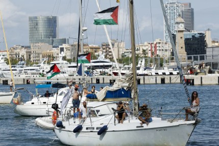 Vista de uno de los barcos que forman parte de la flotilla en el puerto de Barcelona, en una imagen de archivo. EFE/ Toni Albir