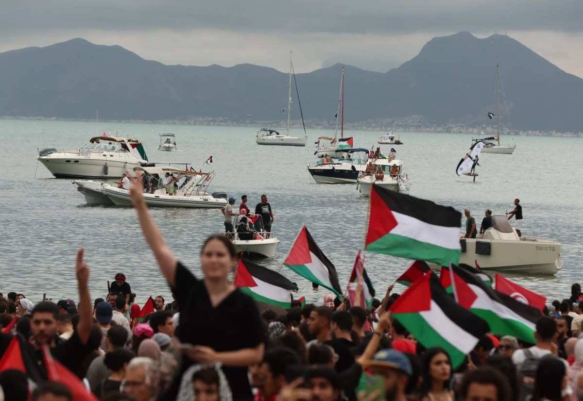 Manifestantes pro-palestinos asisten a una concentración en apoyo a la Flotilla Global Sumud en el puerto de Sidi Bou Said, Túnez, el 10 de septiembre de 2025. EFE/MOHAMED MESSARA
