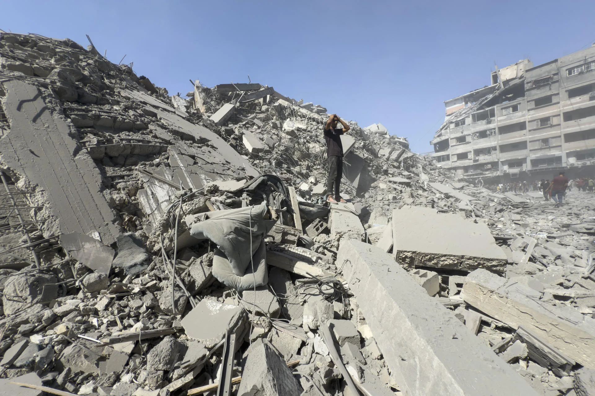 El Ejército israelí destruyó este lunes la Torre Ghafri en la zona portuaria de la ciudad de Gaza: el edificio más alto del enclave con un total de 18 plantas y 60 apartamentos.Según un comunicado castrense, Hamás había instalado presuntamente en el rascacielos derribado "sistemas de inteligencia y puestos de observación para monitorear la ubicación de las tropas".EFE/ Ahmed Awad
