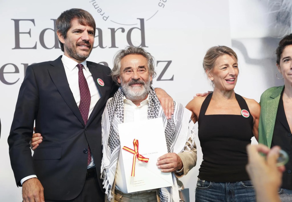 El actor Eduard Fernández (c), posa junto al ministro de Cultura, Ernest Urtasun (i), y de la ministra de Trabajo y Economía Social, Yolanda Díaz (d), tras recibir el Premio Nacional de Cinematografía 2025.