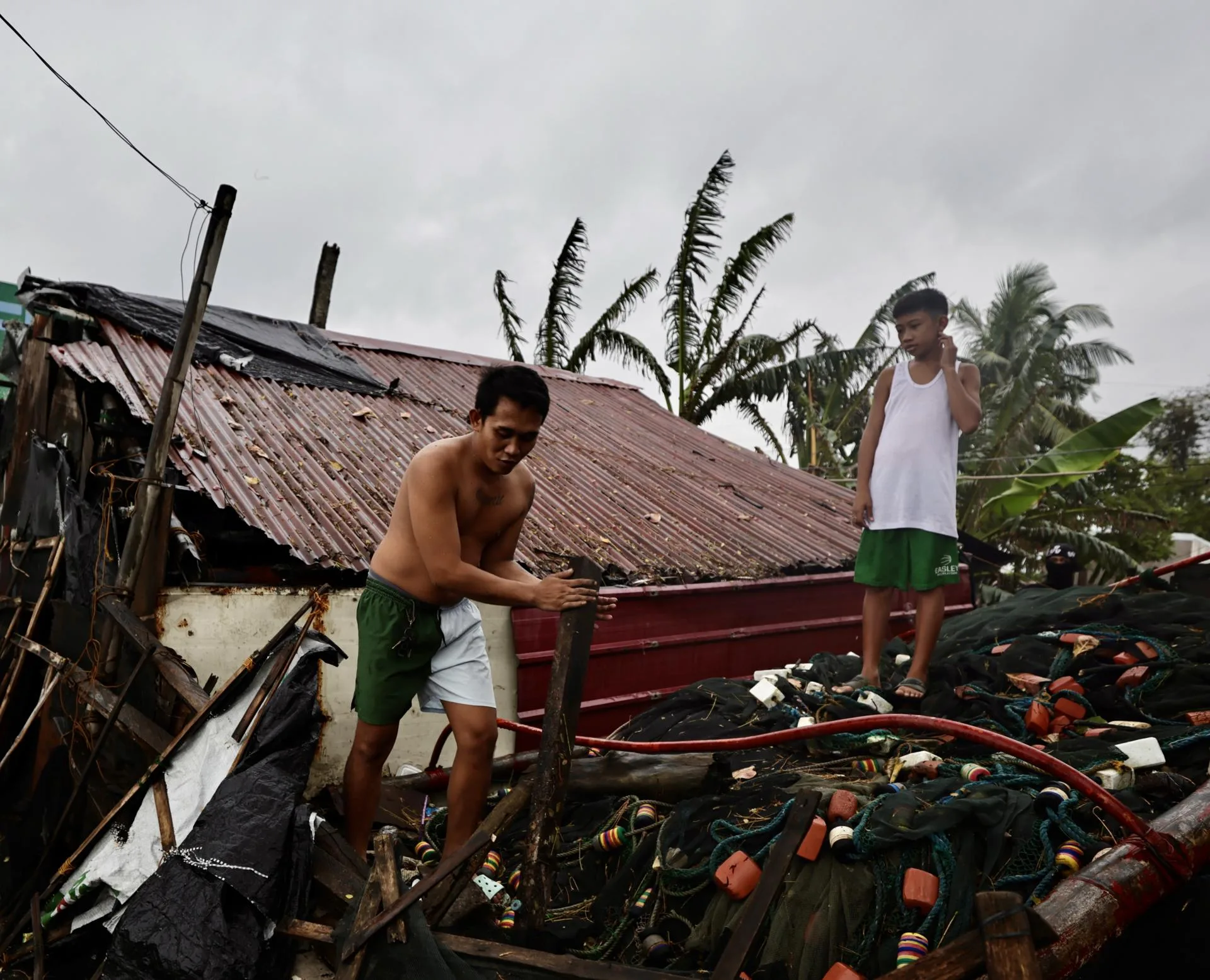 (FILE) Villagers secure a home in anticipation of an approaching typhoon in Cavite City, Philippines, 26 September 2025. EFE/EPA/FRANCIS R. MALASIG