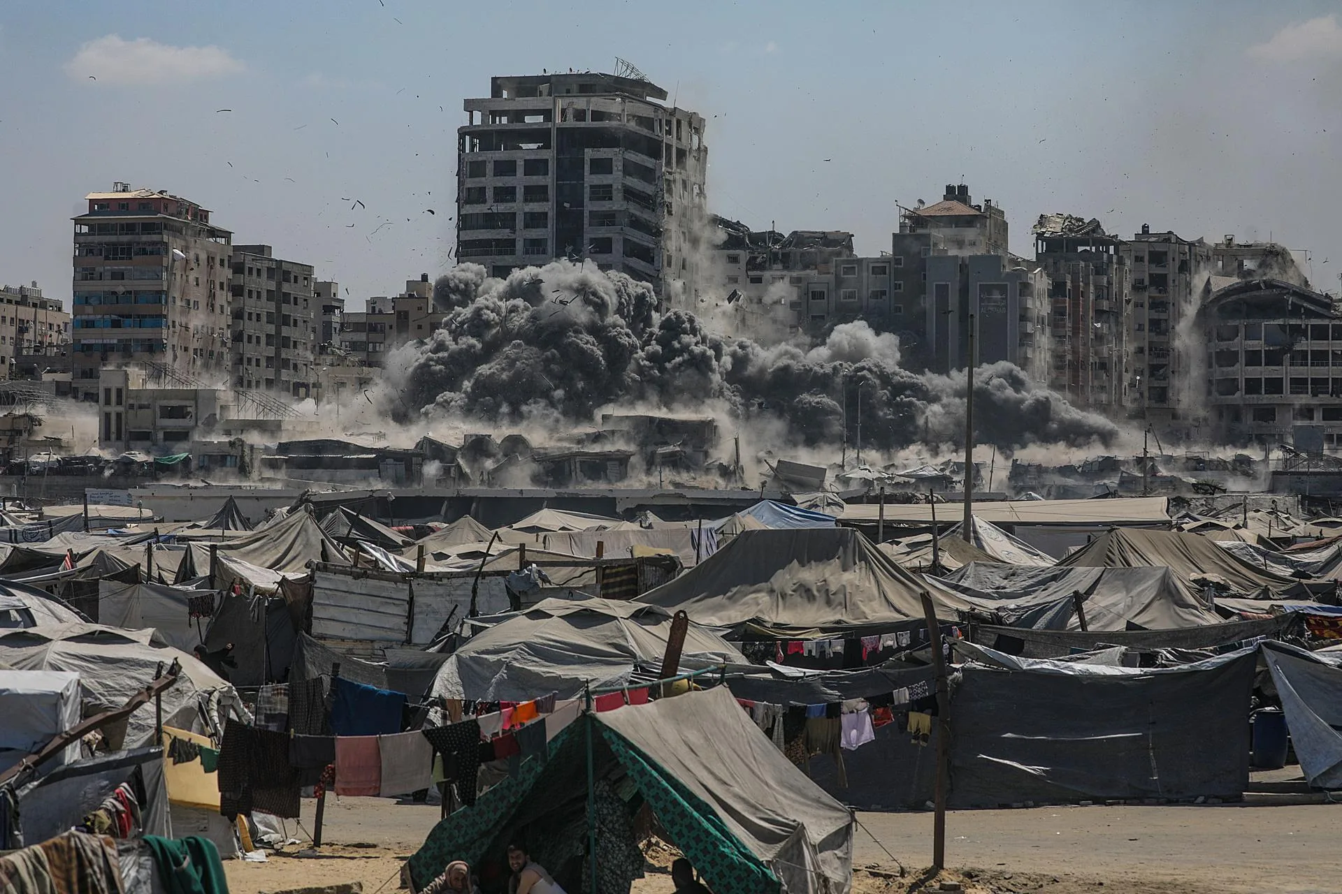Smoke rises at the Harmony Tower following an Israeli airstrike in the west of Gaza City, Gaza Strip, 10 September 2025. EFE/EPA/MOHAMMED SABER