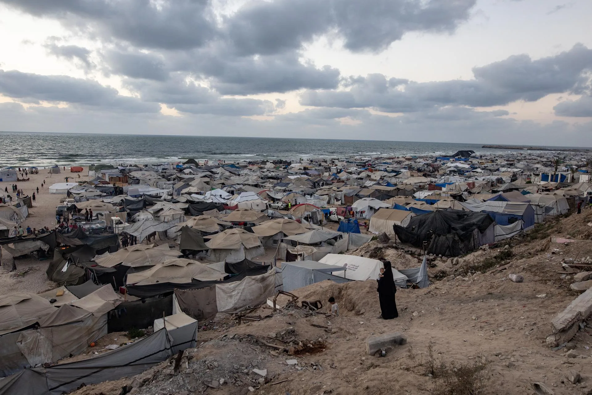 Palestinos desplazados del norte de la Franja de Gaza huyen con sus pertenencias a un campamento de desplazados en la calle Al-Rasheed, al oeste de la ciudad de Gaza, en una imagen de arhcivo. EFE/HAITHAM IMAD