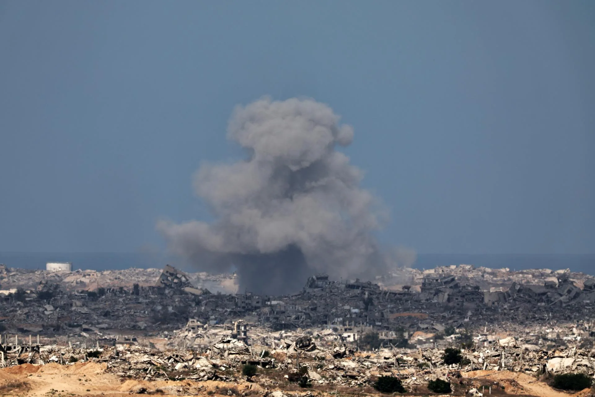 Humo después de un ataque aéreo israelí en las afueras de la ciudad de Gaza, tal como se ve desde una ubicación no revelada en el lado israelí de la frontera. EFE/ATEF SAFADI