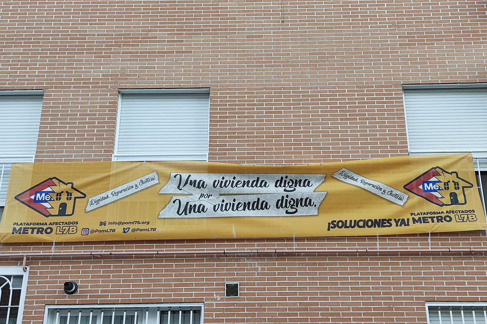 Imagen de archivo de una pancarta alude al derribo de viviendas por la construcción de una línea de metro en San Fernando de Henares. EFE/Guillermo Martínez