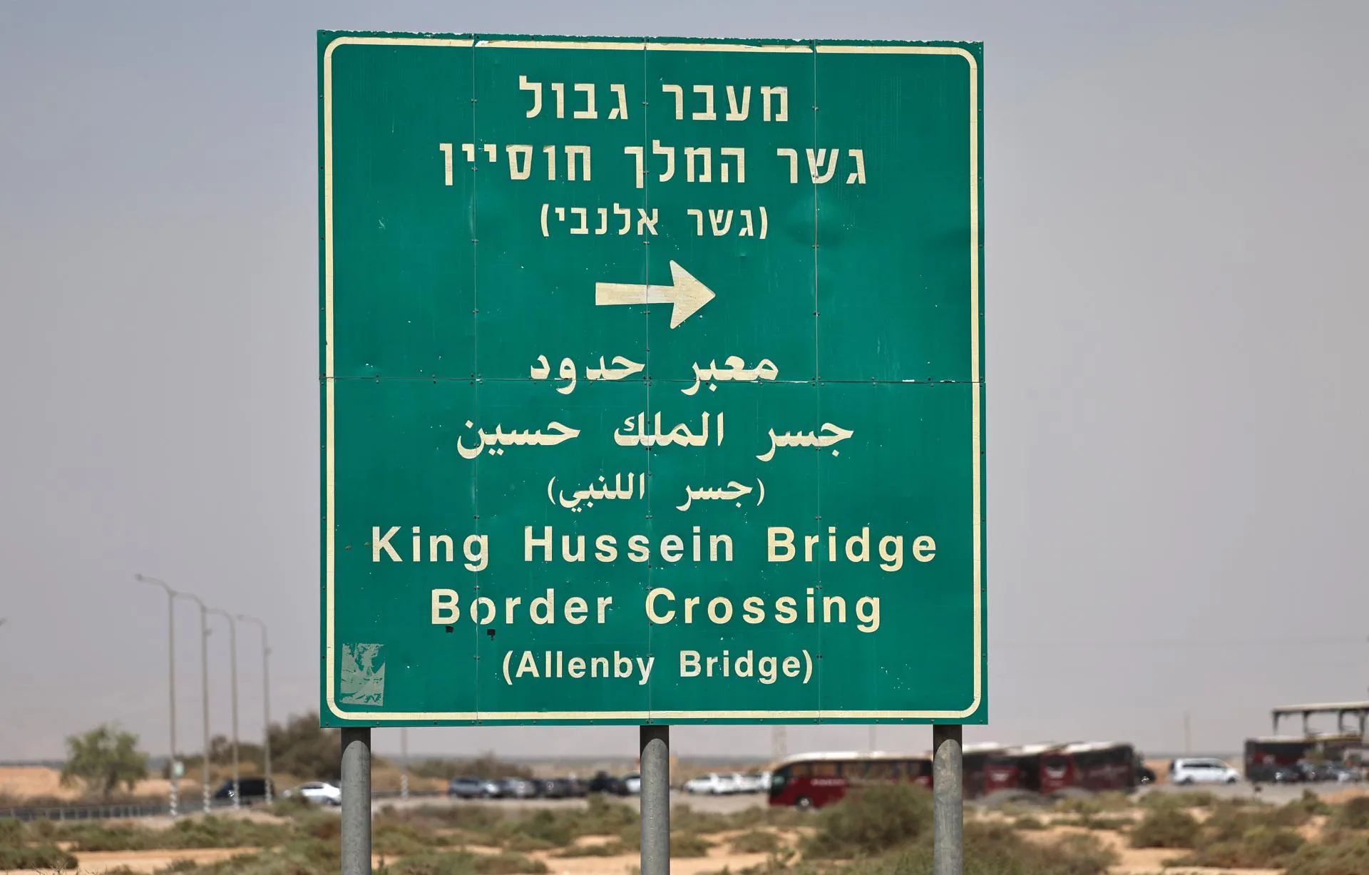 Autobuses que transportan pasajeros palestinos (fondo) esperan para cruzar el Puente Allenby, una puerta de entrada entre Cisjordania y Jordania) EFE/ATEF SAFADI