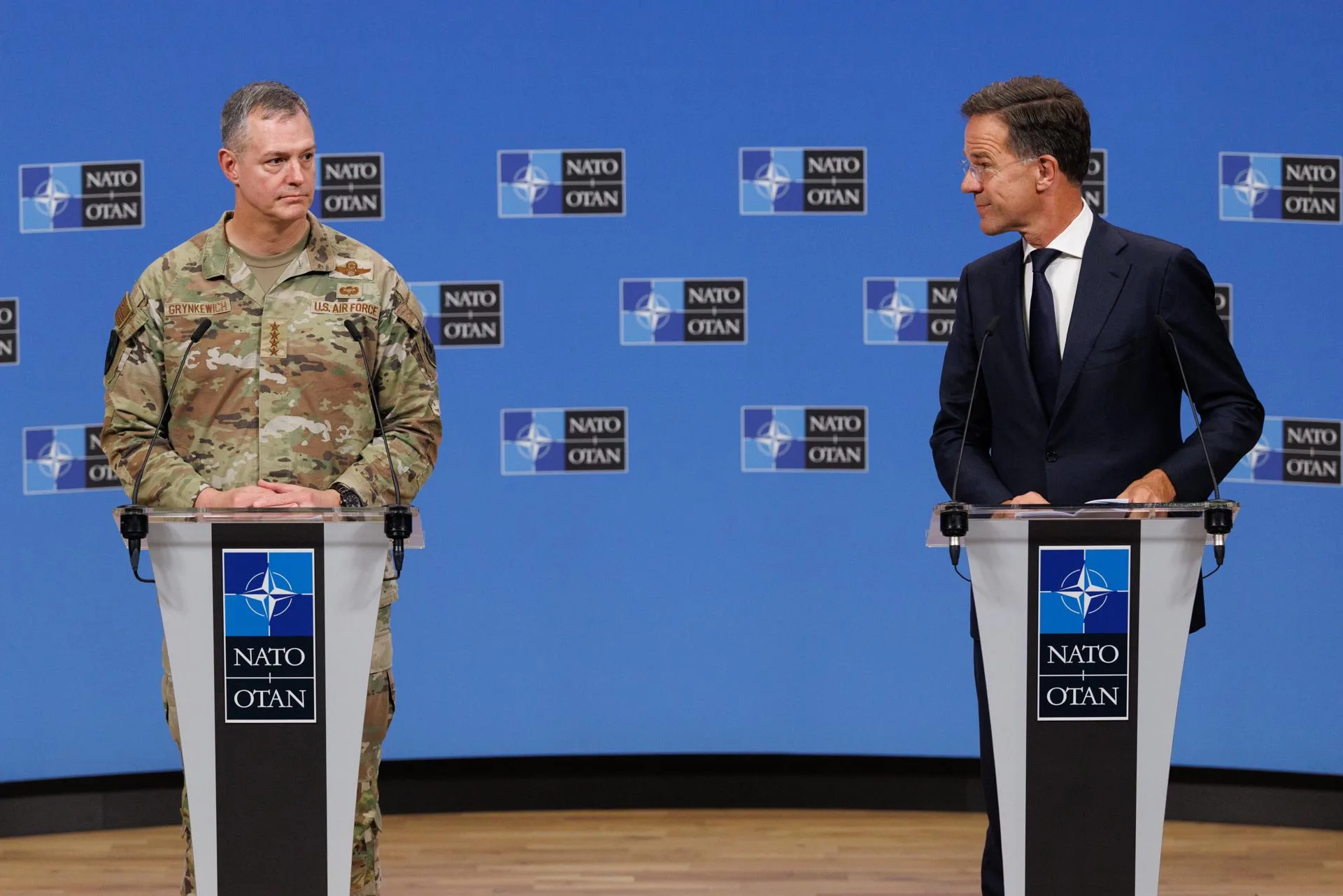 NATO Secretary General Mark Rutte (R), and the Supreme Allied Commander Europe (SACEUR), General Alexus G. Grynkewich (L), give a joint press conference at NATO headquarters in Brussels, Belgium, Sep 12, 2025. EFE/EPA/OLIVIER MATTHYS