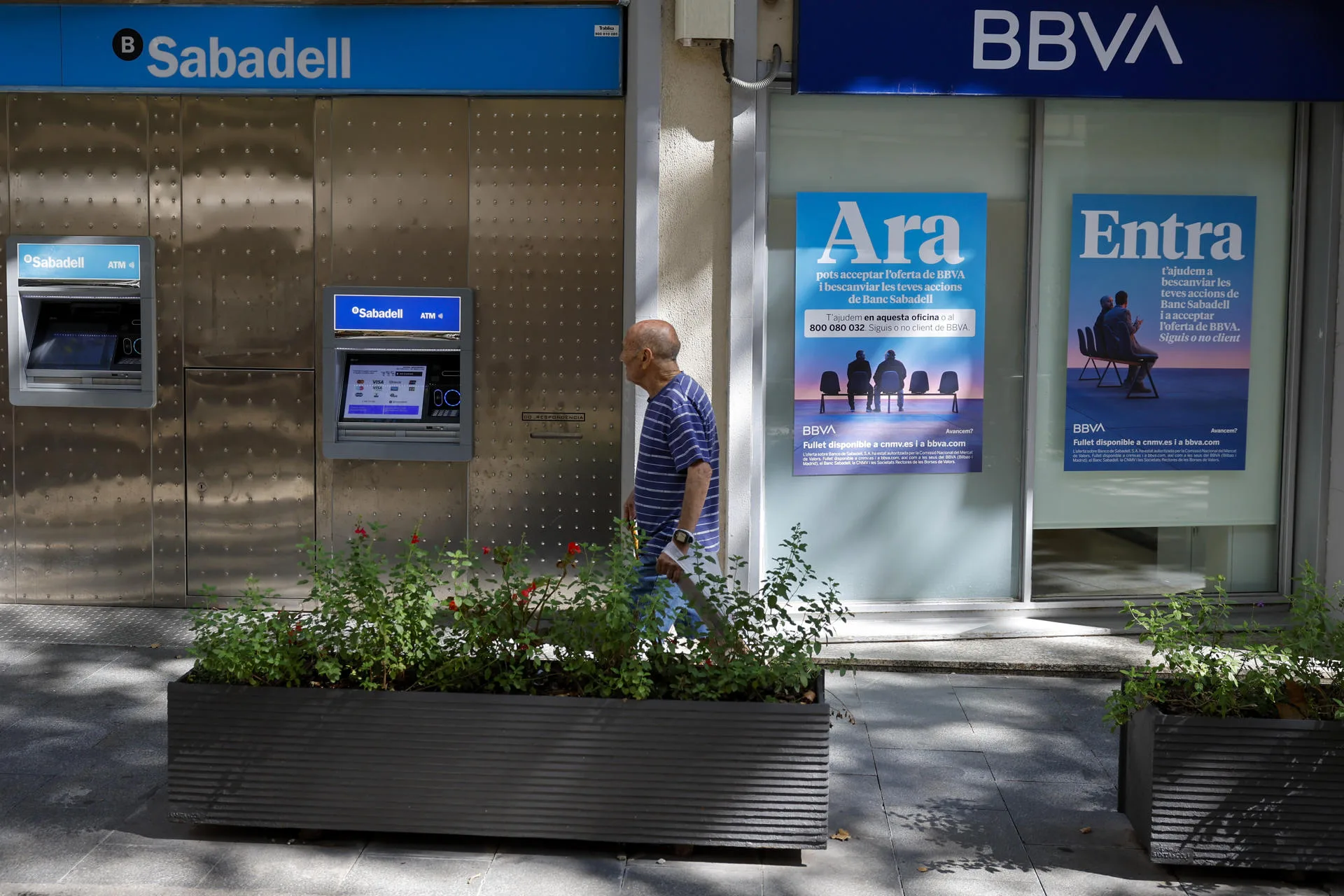 Una oficina del BBVA junto a otra del Banco de Sabadell en Barcelona en una imagen de archivo. EFE/Toni Albir