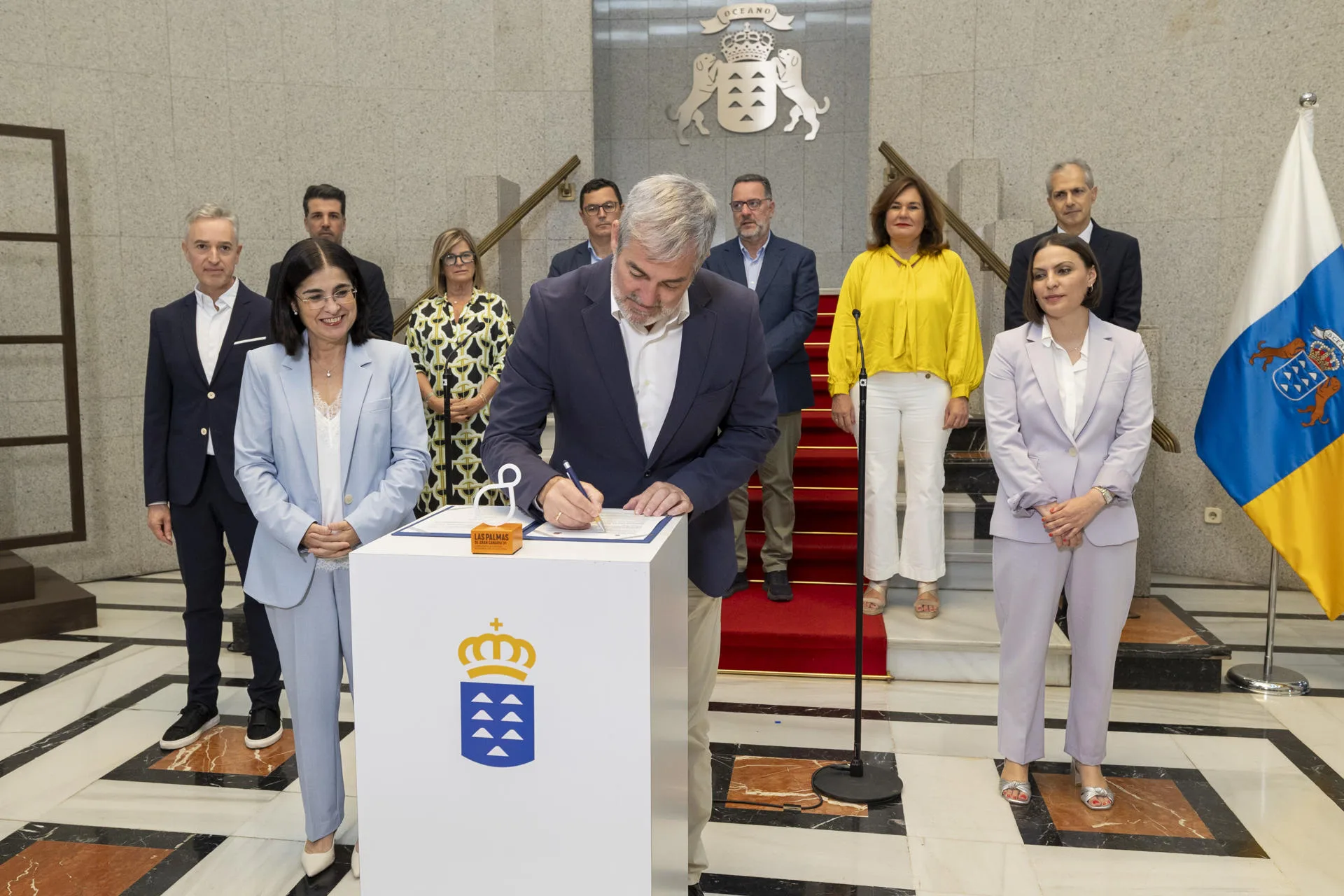 El presidente de Canarias, Fernando Clavijo (c), y la alcaldesa de Las Palmas de Gran Canaria, Carolina Darias (2i), han protagonizado este lunes un acto de promoción y apoyo por parte de la comunidad autónoma a la candidatura de la ciudad a Capital Europea de la Cultura en 2031. EFE/Quique Curbelo