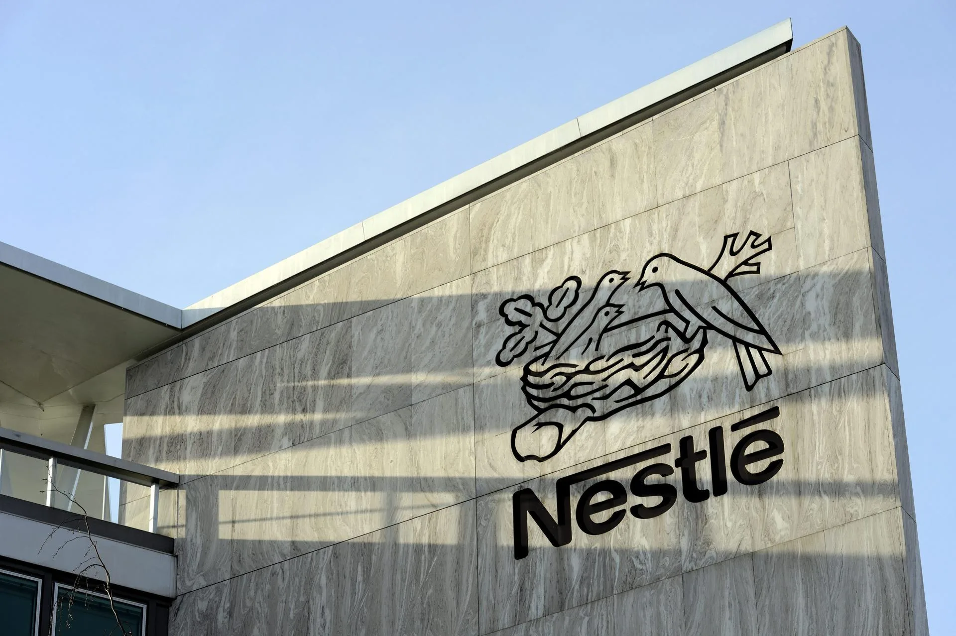 Foto de archivo tomada el 14 de febrero de 2013 del logo de Nestlé en la sede de la multinacional en Vevey (Suiza). EFE/Laurent Gillieron