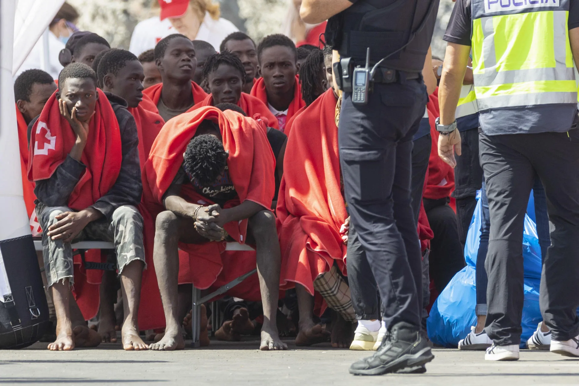 Foto de archivo de la llegada al puerto de Arguineguín (Gran Canaria) de los 251 supervivientes del cayuco, a bordo de un buque de rescate de Salvamento Marítimo. EFE/Quique Curbelo