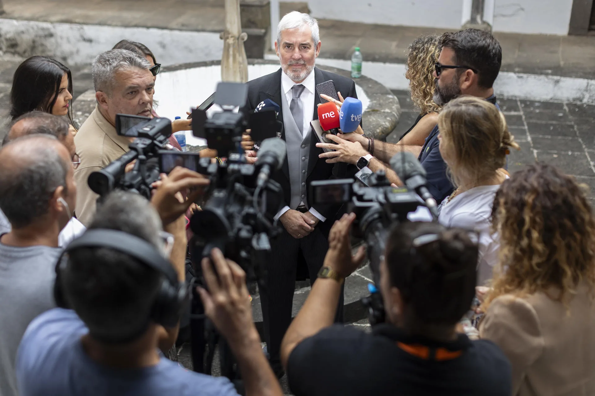 El presidente de Canarias, Fernando Clavijo, atiende a los medios tras el acto celebrado en Teror con motivo de la festividad de la Virgen del Pino. EFE/Quique Curbelo