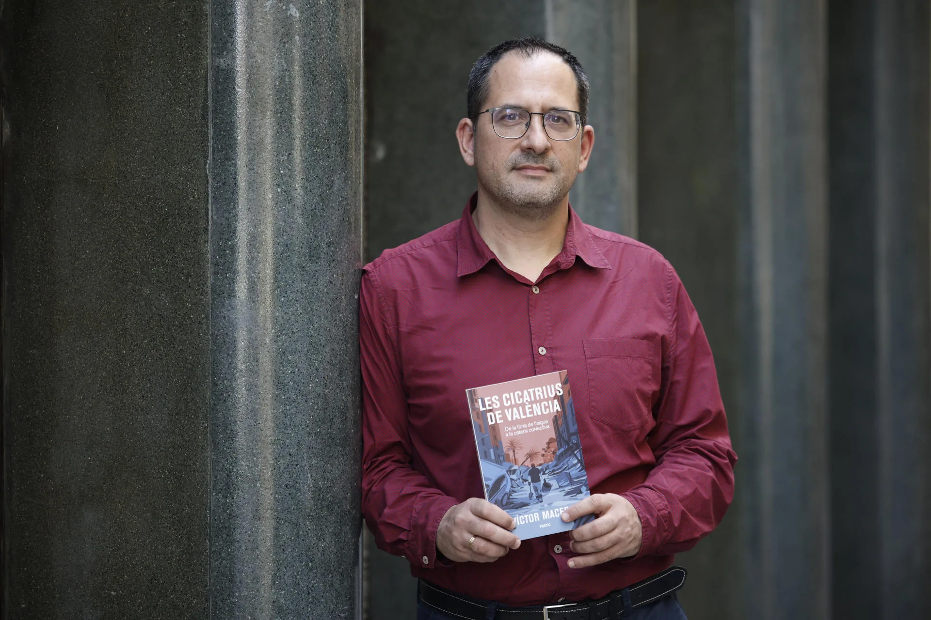 El periodista Víctor Maceda durante la entrevista con EFE con motivo de la publicación de su libro 'Les cicatrius de València'. EFE/Biel Aliño