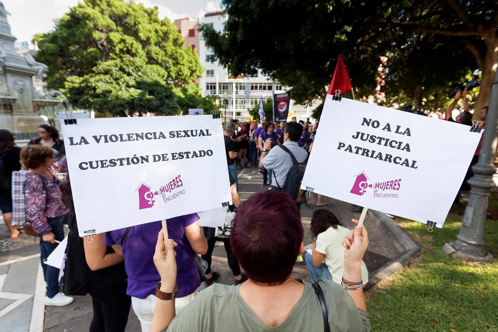 Imagen de archivo de una concentración feminista en Santa Cruz de Tenerife. EFE/Ramón de la Rocha