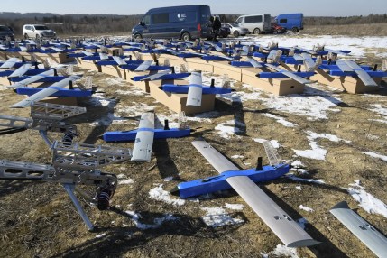 Entrega de sistemas de vehículos aéreos no tripulados (UAV) Besomar 3210 al ejército ucraniano en una ubicación no revelada en la región de Lviv, en una imagen de archivo. EFE/MYKOLA TYS