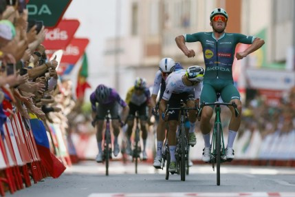 El ciclista danés Mads Pedersen, de Lidl-Trek, celebra su victoria en la decimoquinta etapa de la Vuelta ciclista a España disputada este domingo entre Vegadeo (Asturias) y Monforte de Lemos (Lugo) sobre un recorrido de 167,8 kilómetros. EFE/ Javier Lizón