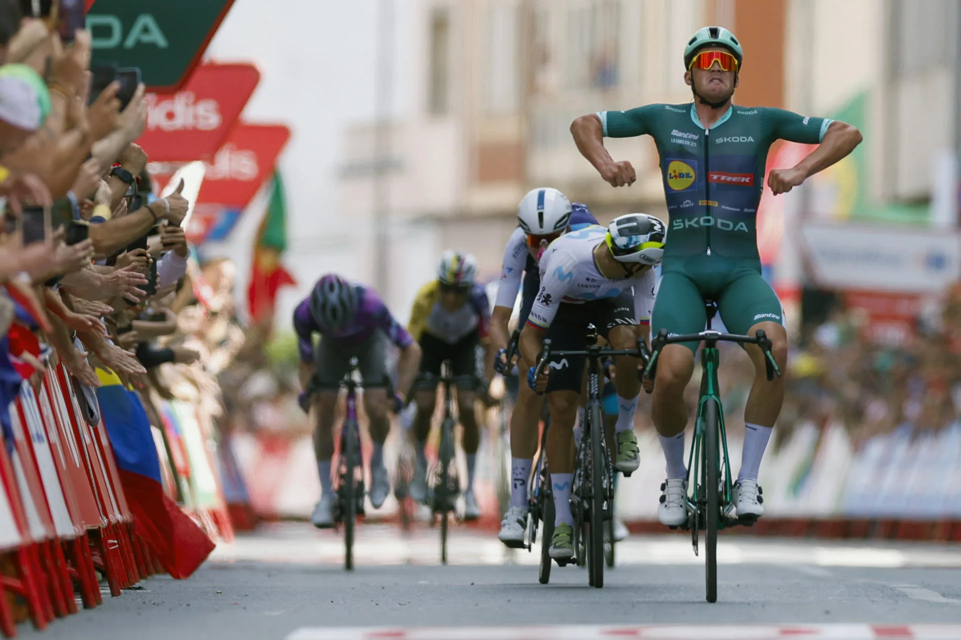 El ciclista danés Mads Pedersen, de Lidl-Trek, celebra su victoria en la decimoquinta etapa de la Vuelta ciclista a España disputada este domingo entre Vegadeo (Asturias) y Monforte de Lemos (Lugo) sobre un recorrido de 167,8 kilómetros. EFE/ Javier Lizón