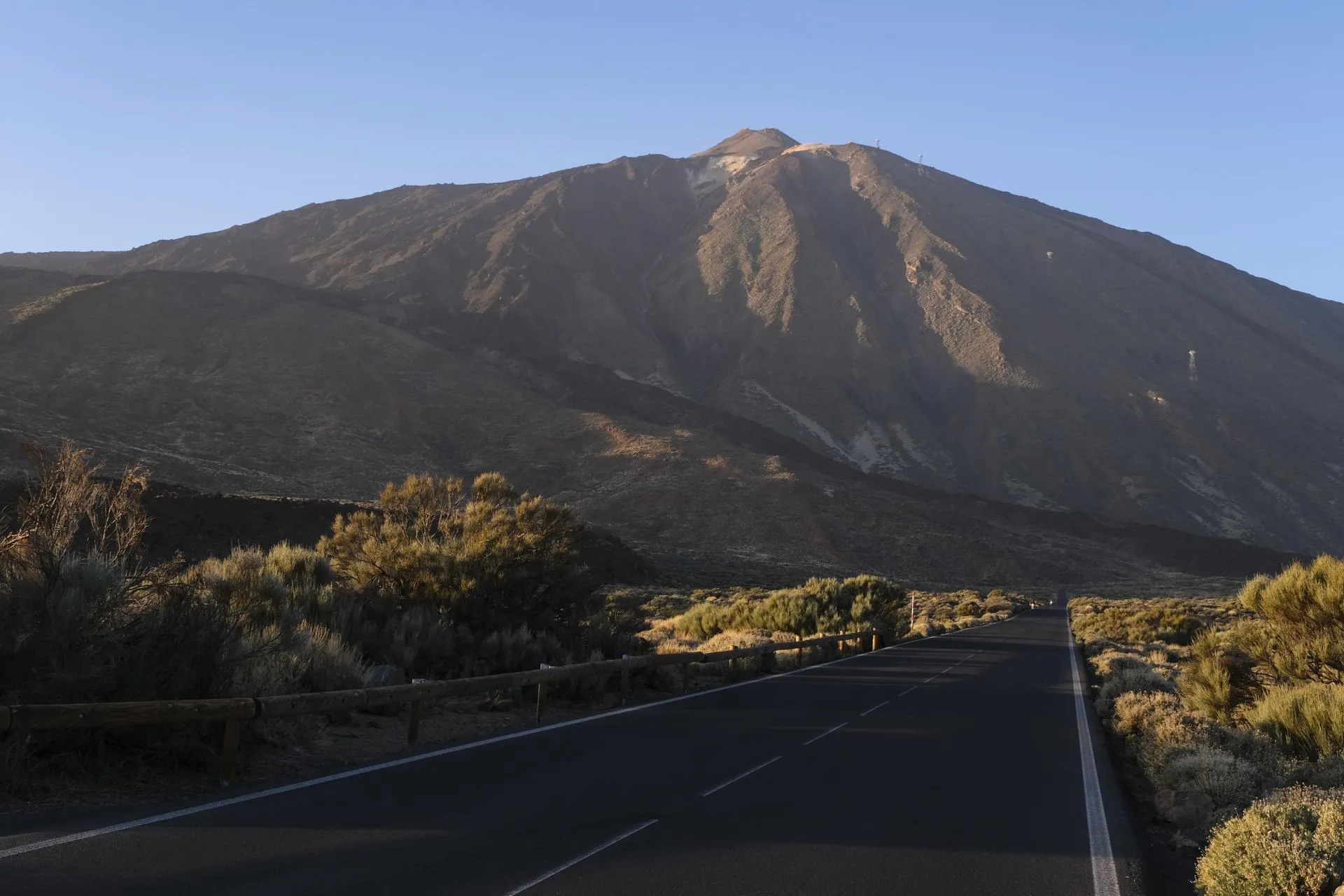 LA OROTAVA (TENERIFE).- Imagen de archivo de una carretera en el Parque Nacional del Teide. EFE/Alberto Valdés