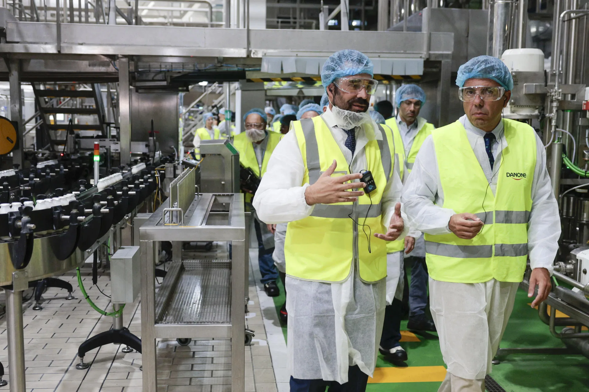 ALDAIA (VALENCIA) (ESPAÑA), 25/09/2025.- El presidente de Valencia, Carlos Mazón (d) durante la inauguración en la fábrica de Aldaia (Valencia) de su HUB Innovación, un nuevo proyecto estratégico para generar valor en toda la cadena a través de la innovación y la ciencia. FE/ Kai Försterling