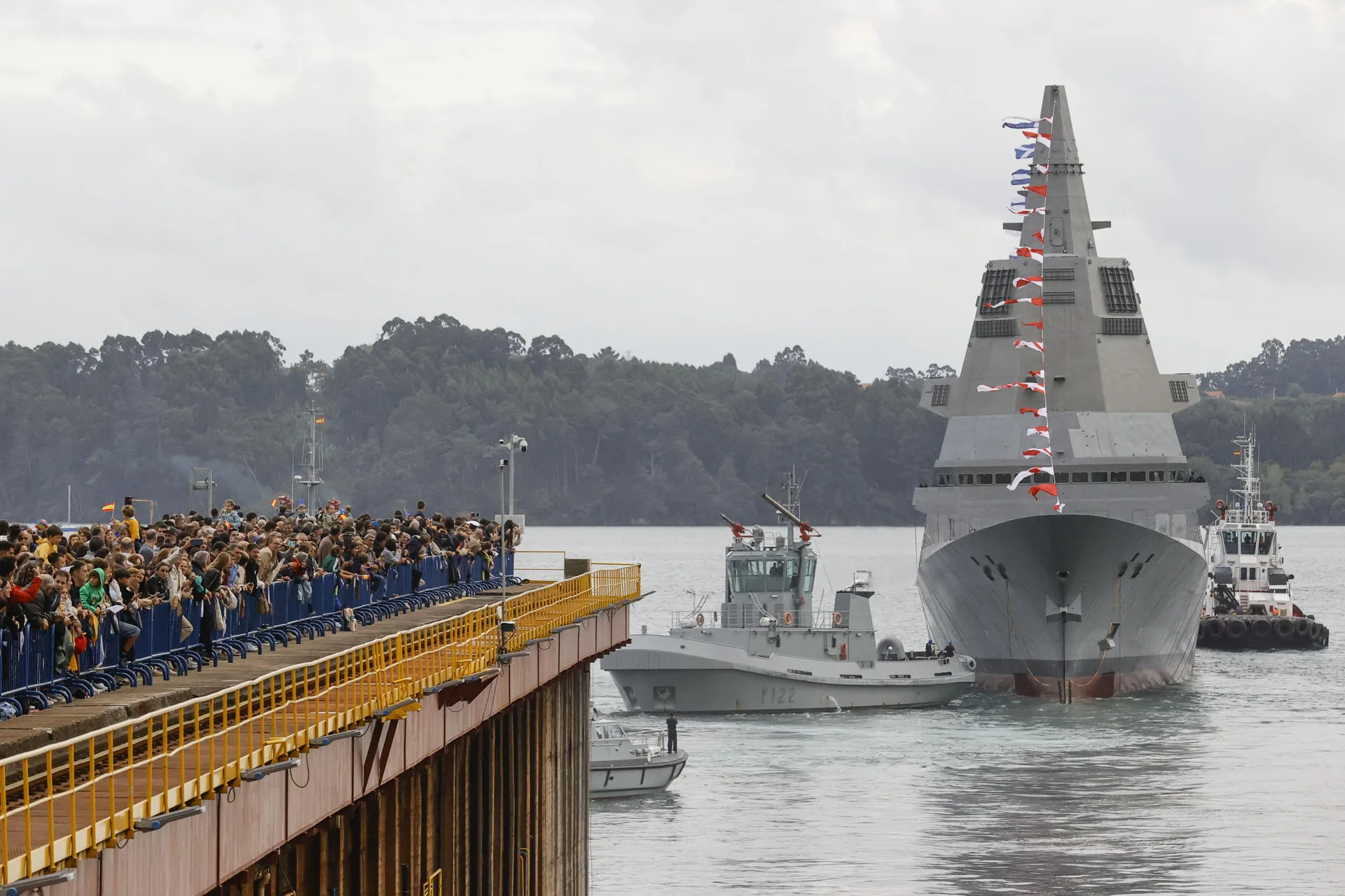 Un momento de la celebración de la botadura de la primera fragata de la serie F-111, construida en la planta para la Armada española este jueves, en Ferrol (A Coruña). EFE/ Kiko Delgado