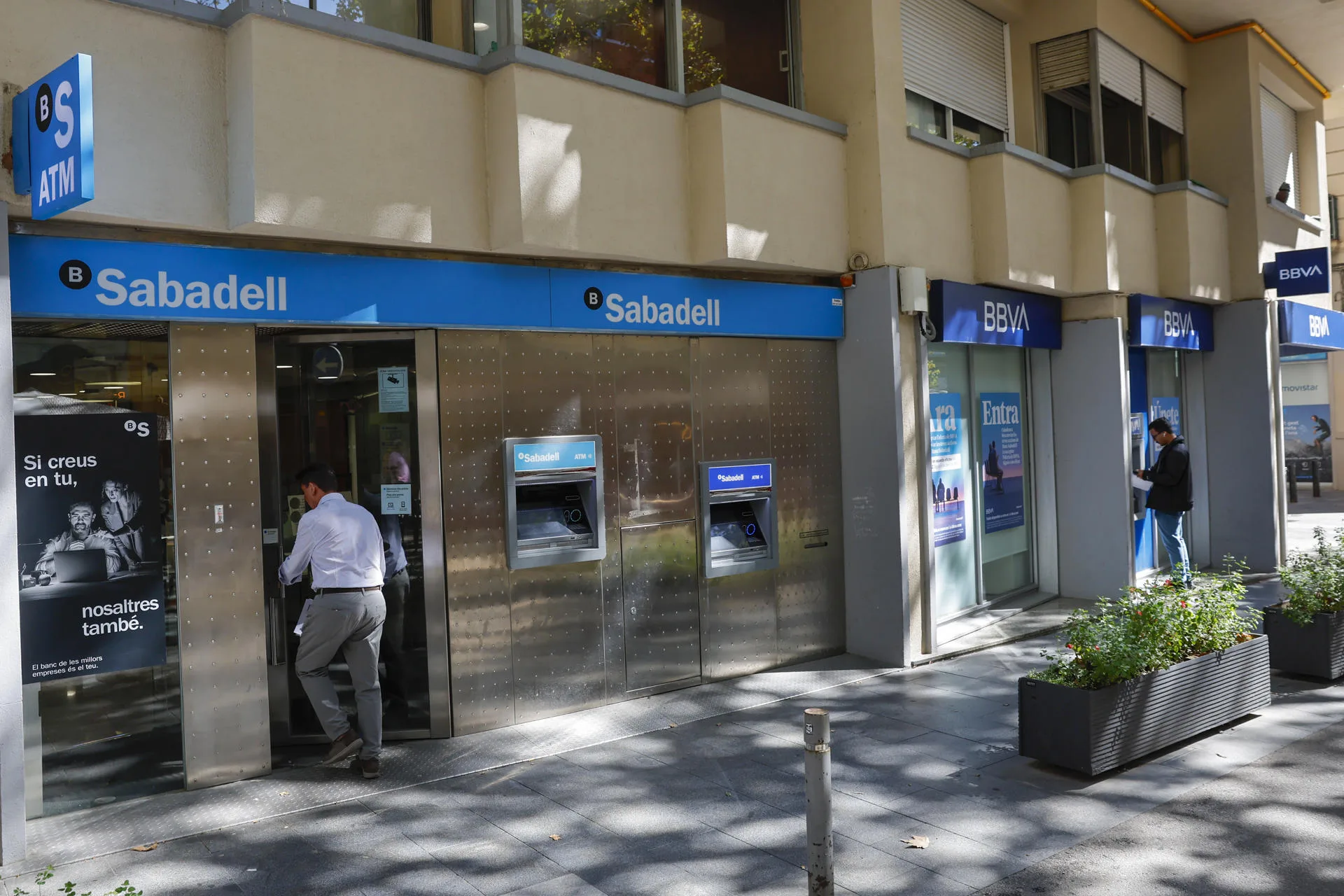 Una oficina del BBVA junto a otra del Banco de Sabadell en una imagen de archivo. EFE/Toni Albir