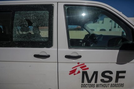 Un vehículo dañado de MSF (Médicos Sin Fronteras) en el oeste de Khan Younis, en la franja de Gaza sur, en una imagen de archivo.